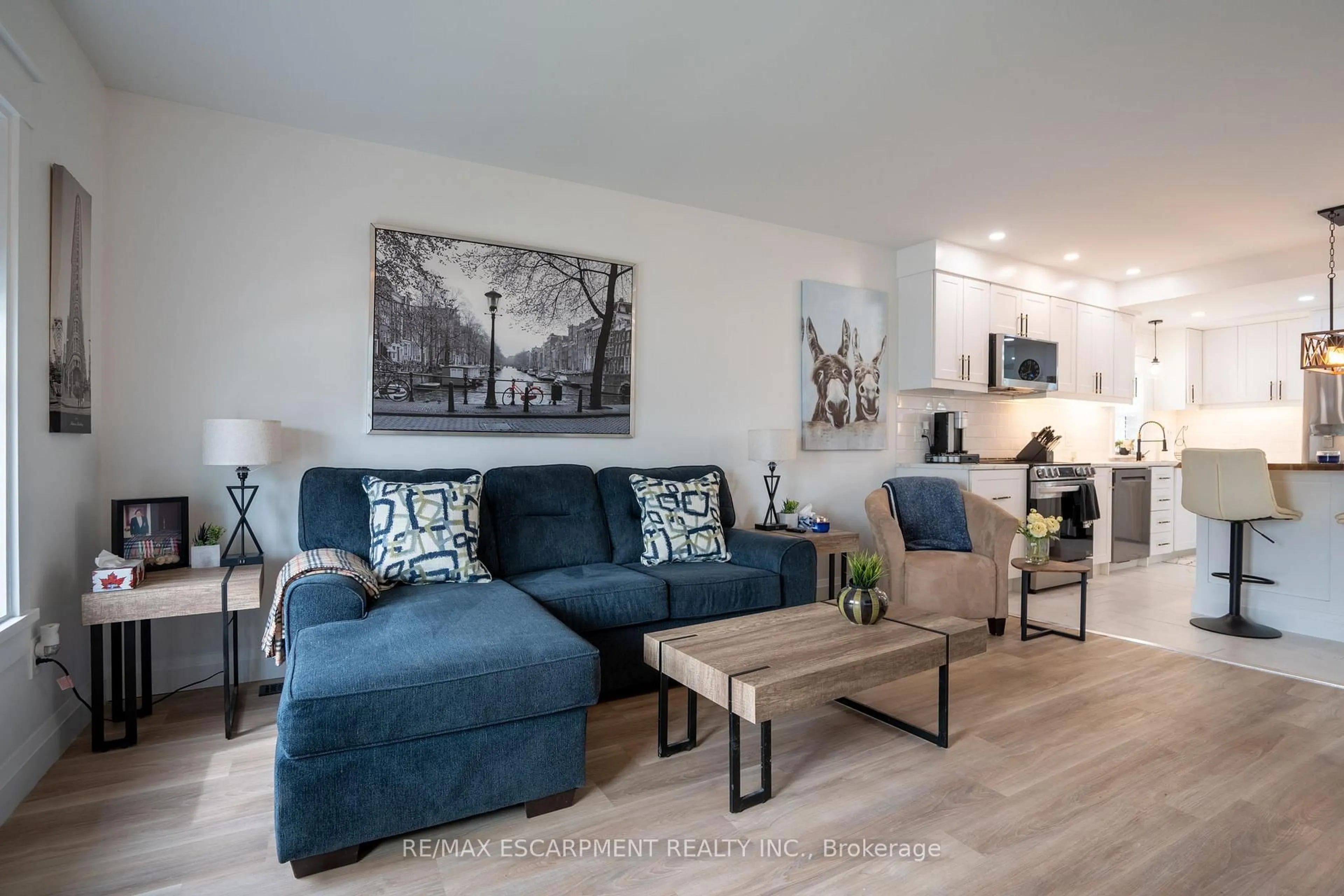 Living room with furniture, wood/laminate floor for 172 PINE St, Thorold Ontario L2V 3M4