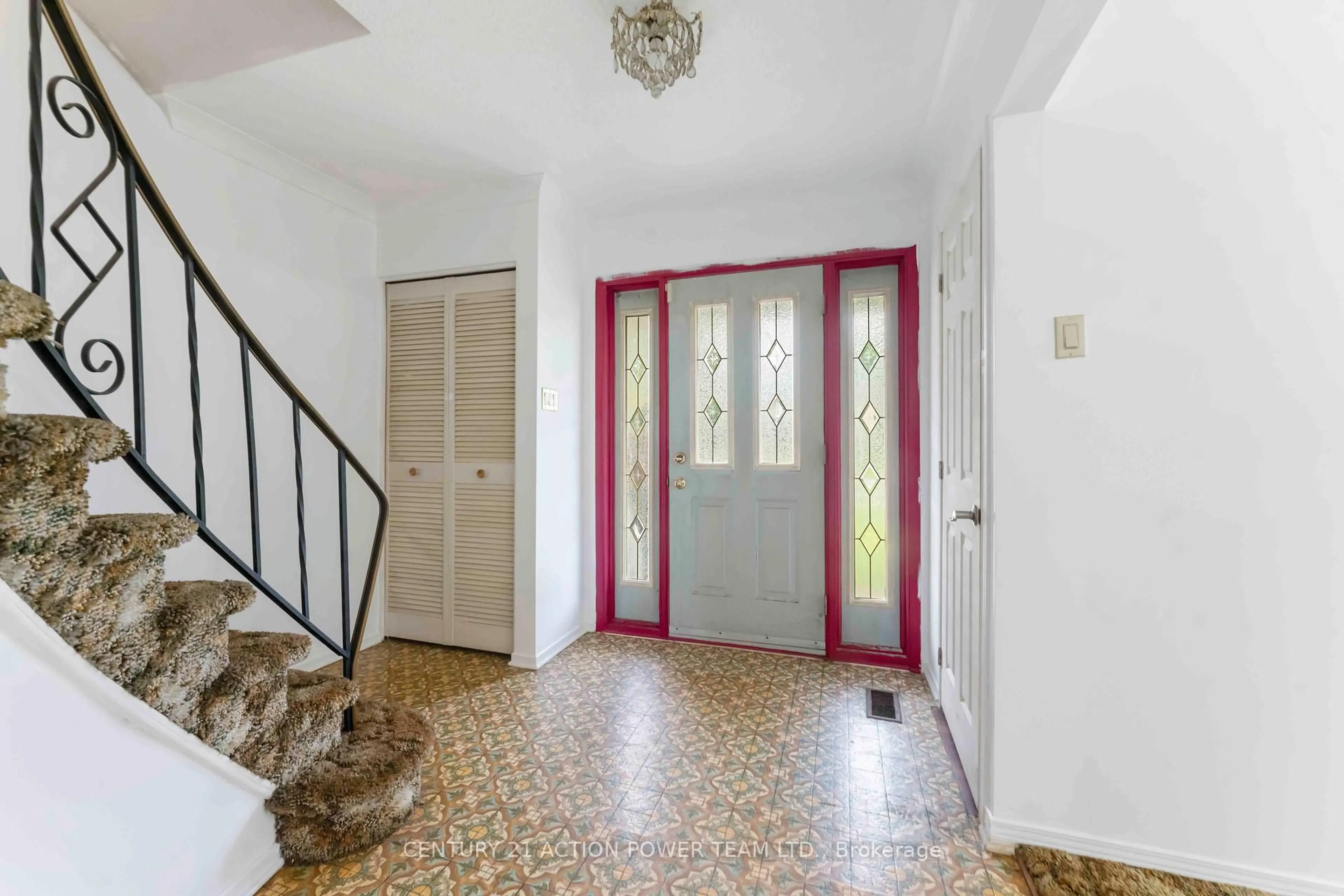 Indoor foyer for 229 McClellan Rd, Ottawa Ontario K2H 8N5