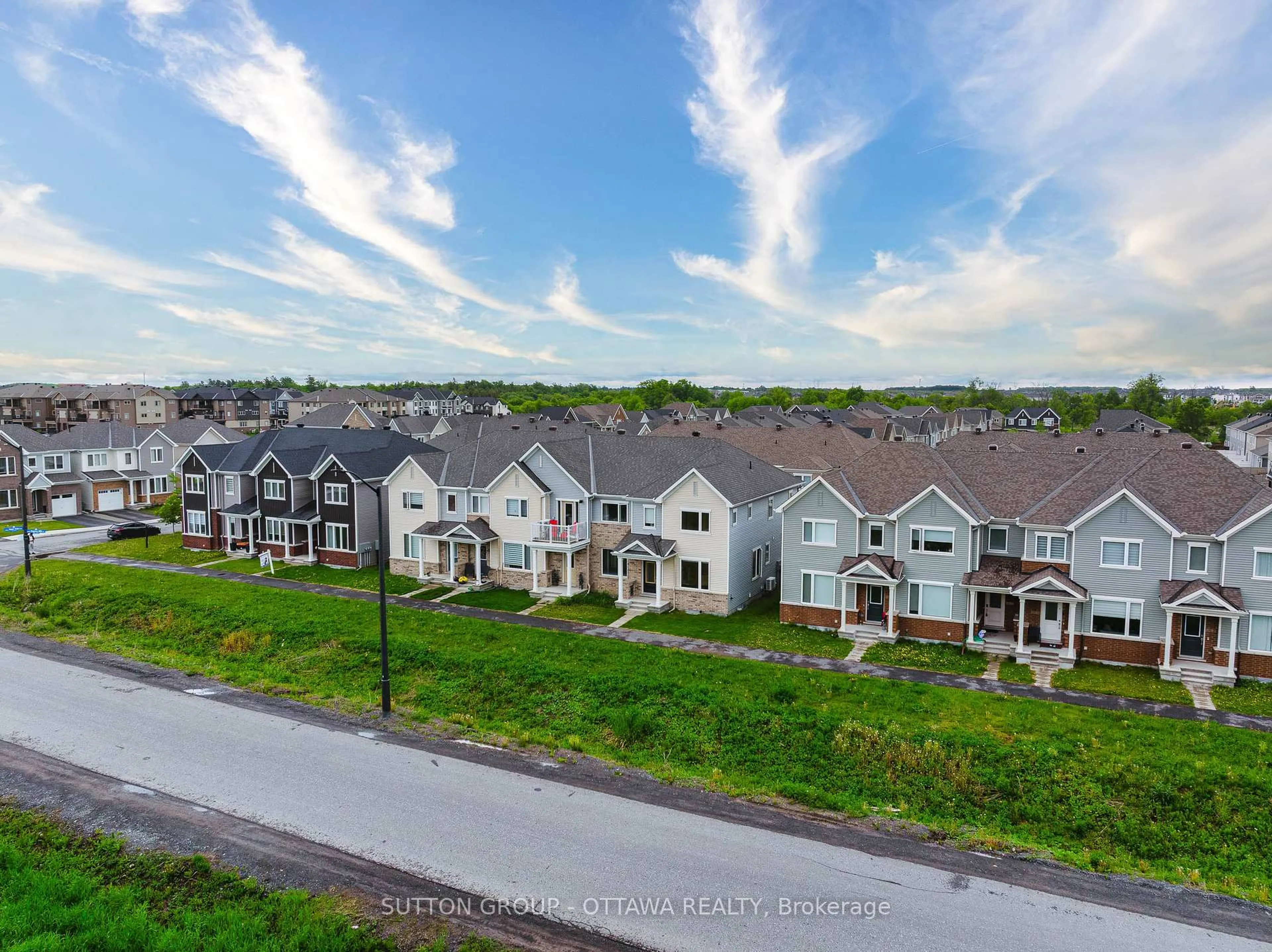 A pic from outside/outdoor area/front of a property/back of a property/a pic from drone, unknown for 1082 Chapman Mills Dr, Ottawa Ontario K2J 6P5