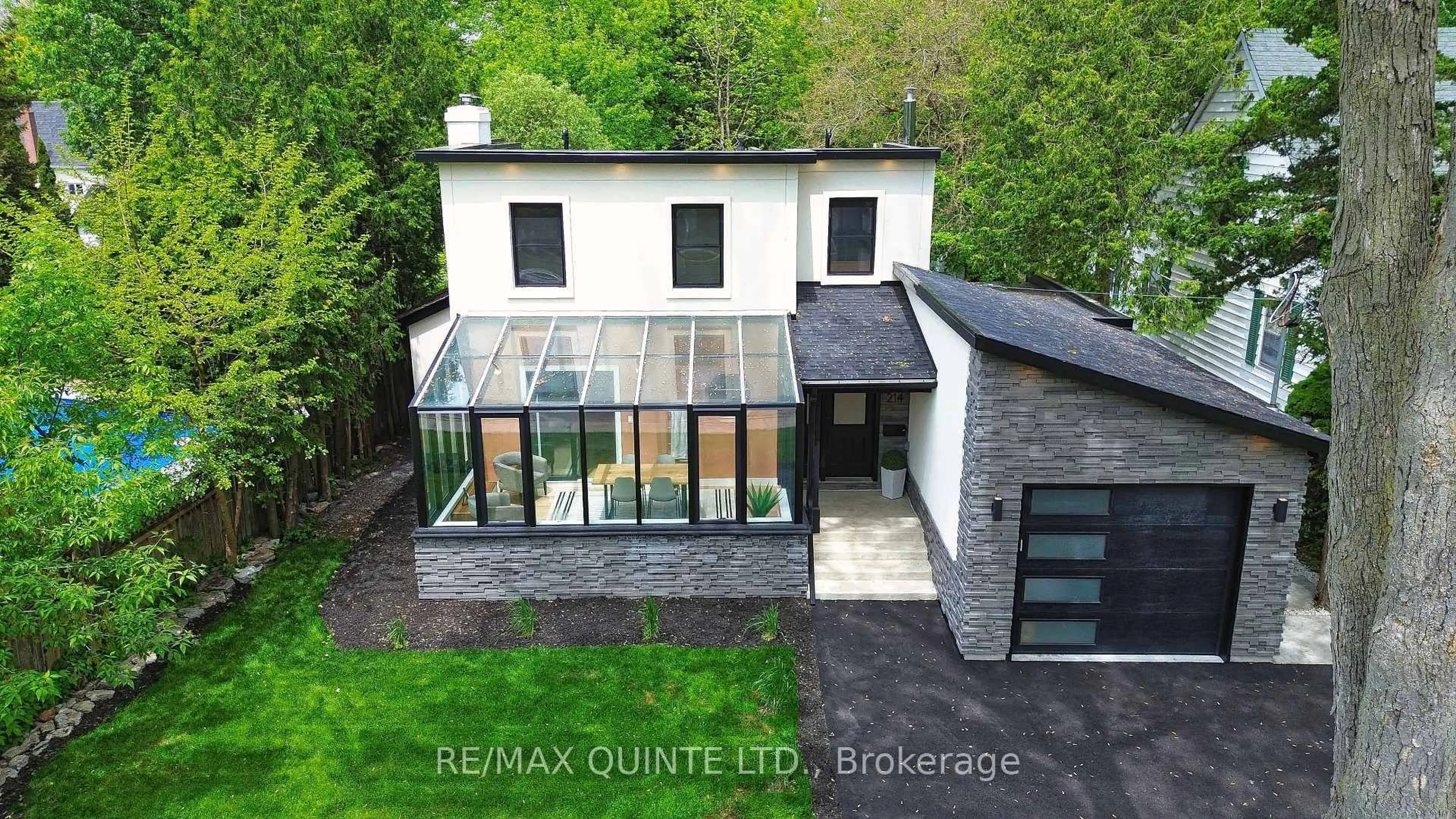 A pic from outside/outdoor area/front of a property/back of a property/a pic from drone, building for 214 Victoria Ave, Belleville Ontario K8N 2C3