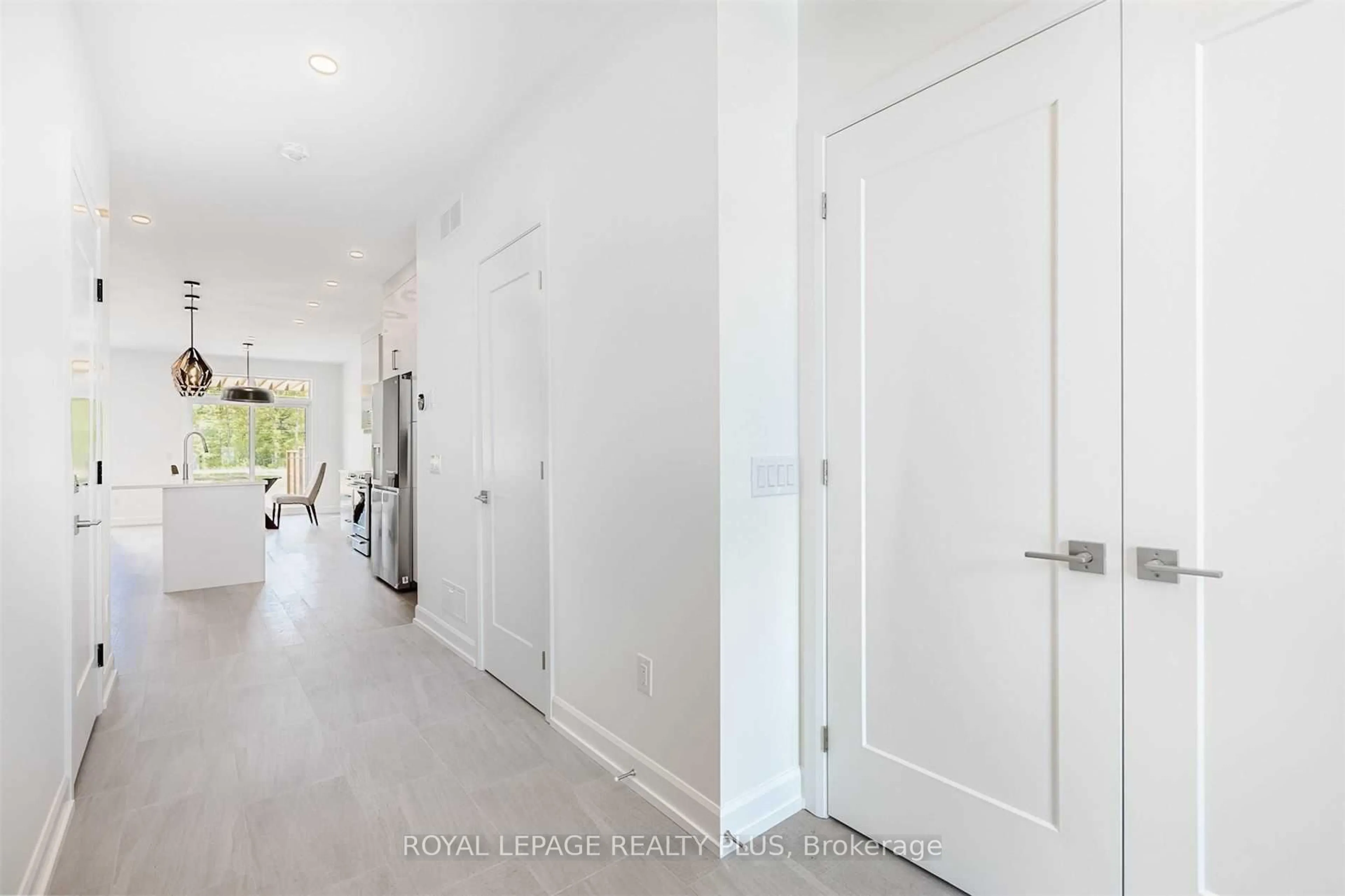Indoor entryway for 7214 Parsa St, Niagara Falls Ontario L2H 3T1