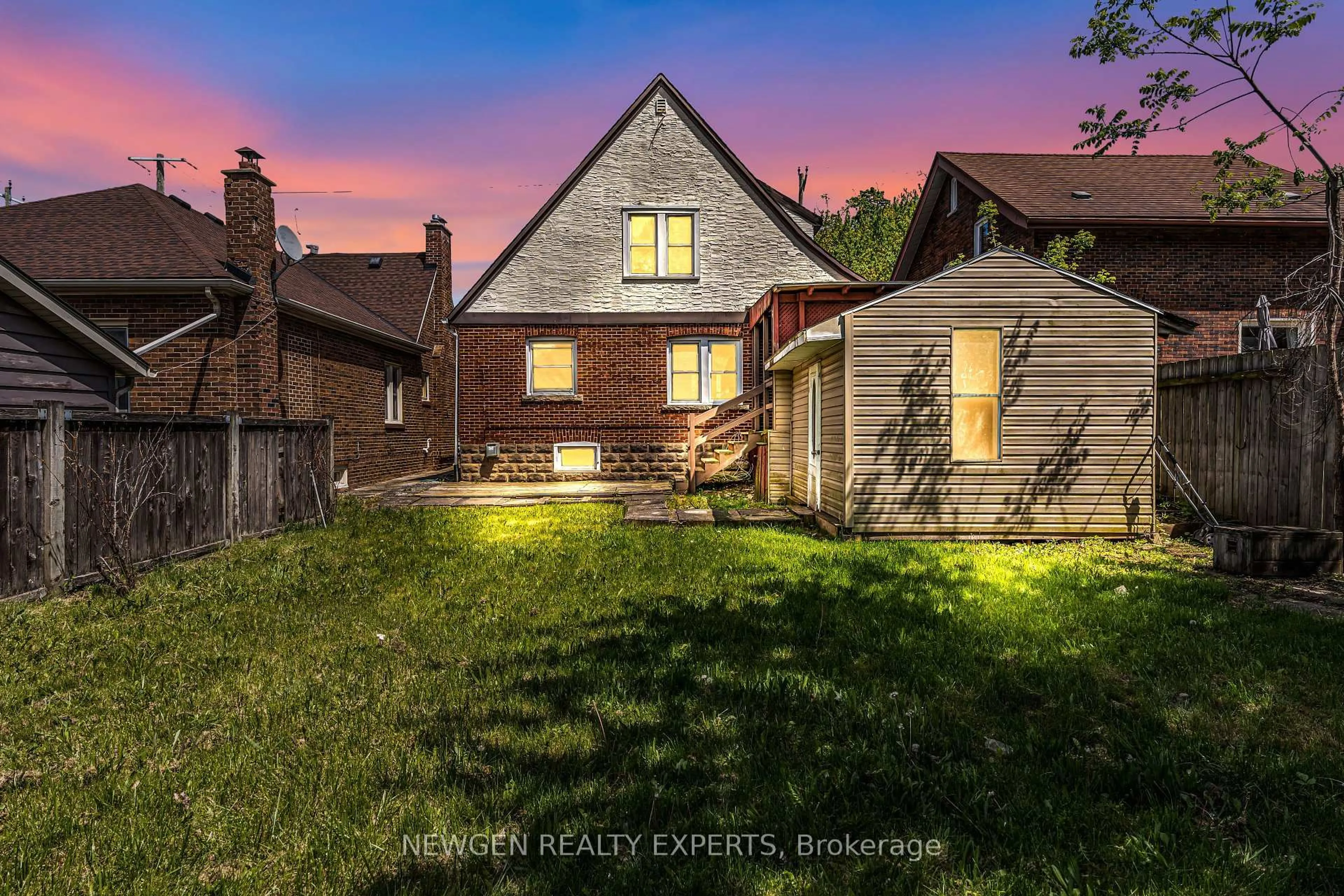 A pic from outside/outdoor area/front of a property/back of a property/a pic from drone, street for 5765 Dorchester Rd, Niagara Falls Ontario L2G 5S6