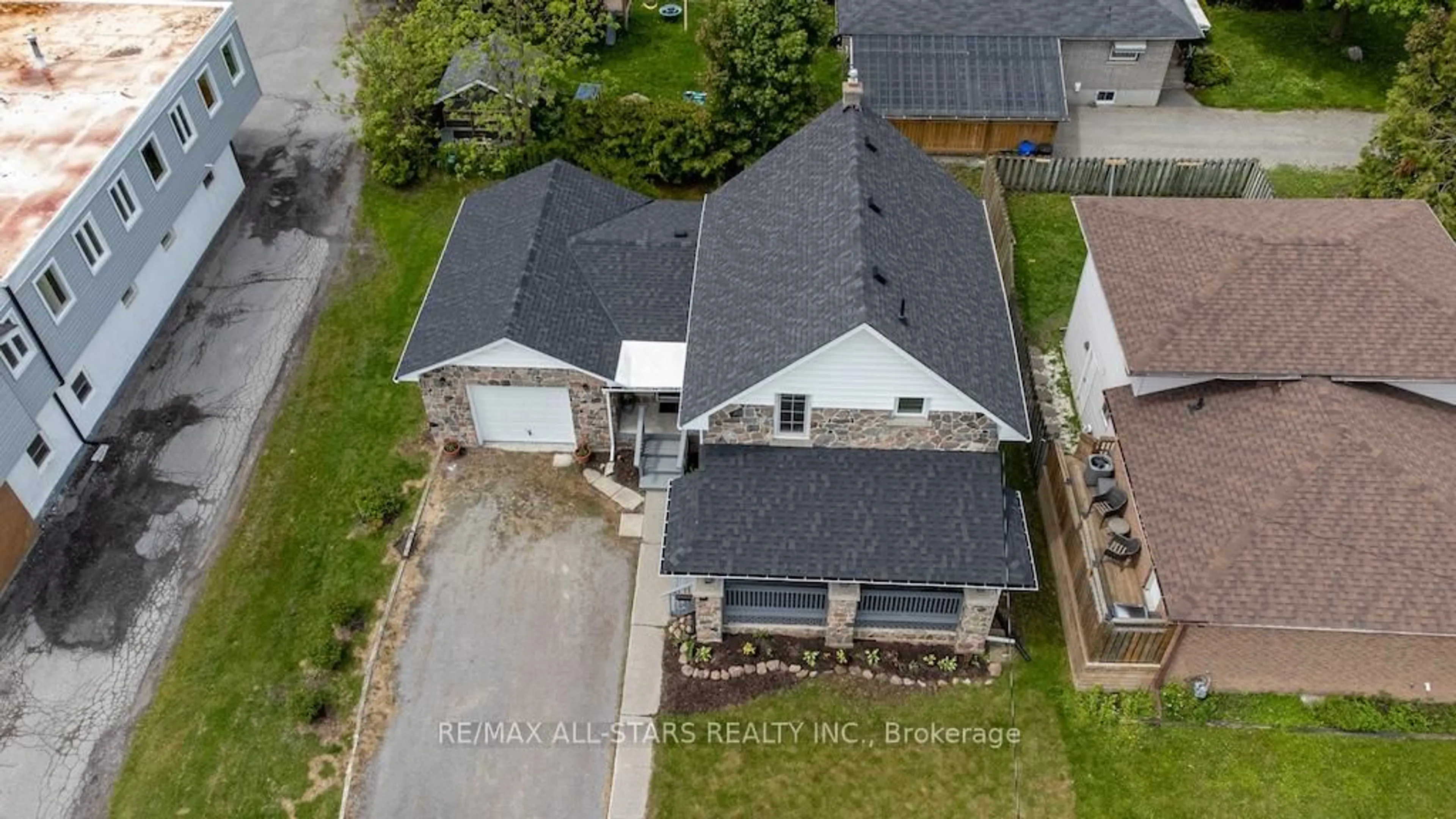 A pic from outside/outdoor area/front of a property/back of a property/a pic from drone, street for 93 Adelaide St, Kawartha Lakes Ontario K9V 4L4