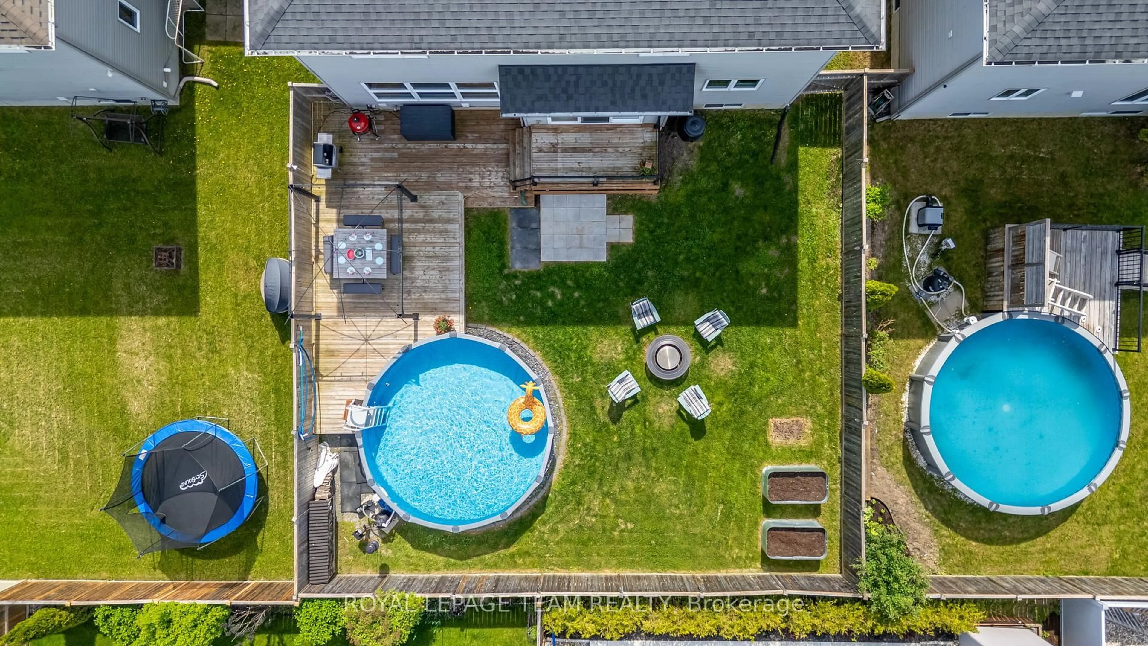 A pic from outside/outdoor area/front of a property/back of a property/a pic from drone, street for 427 Provence Ave, Russell Ontario K0A 1W0