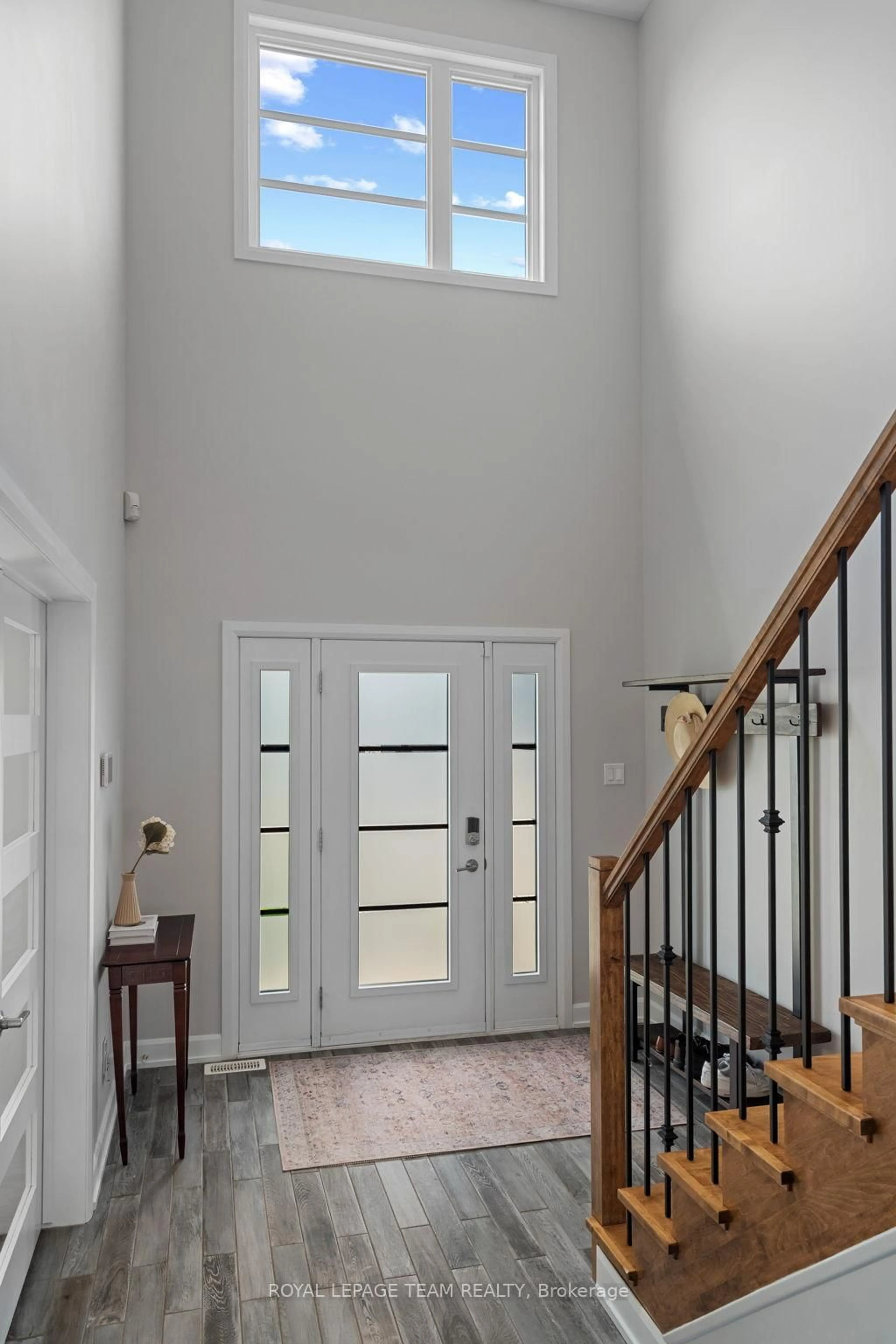 Indoor foyer for 427 Provence Ave, Russell Ontario K0A 1W0