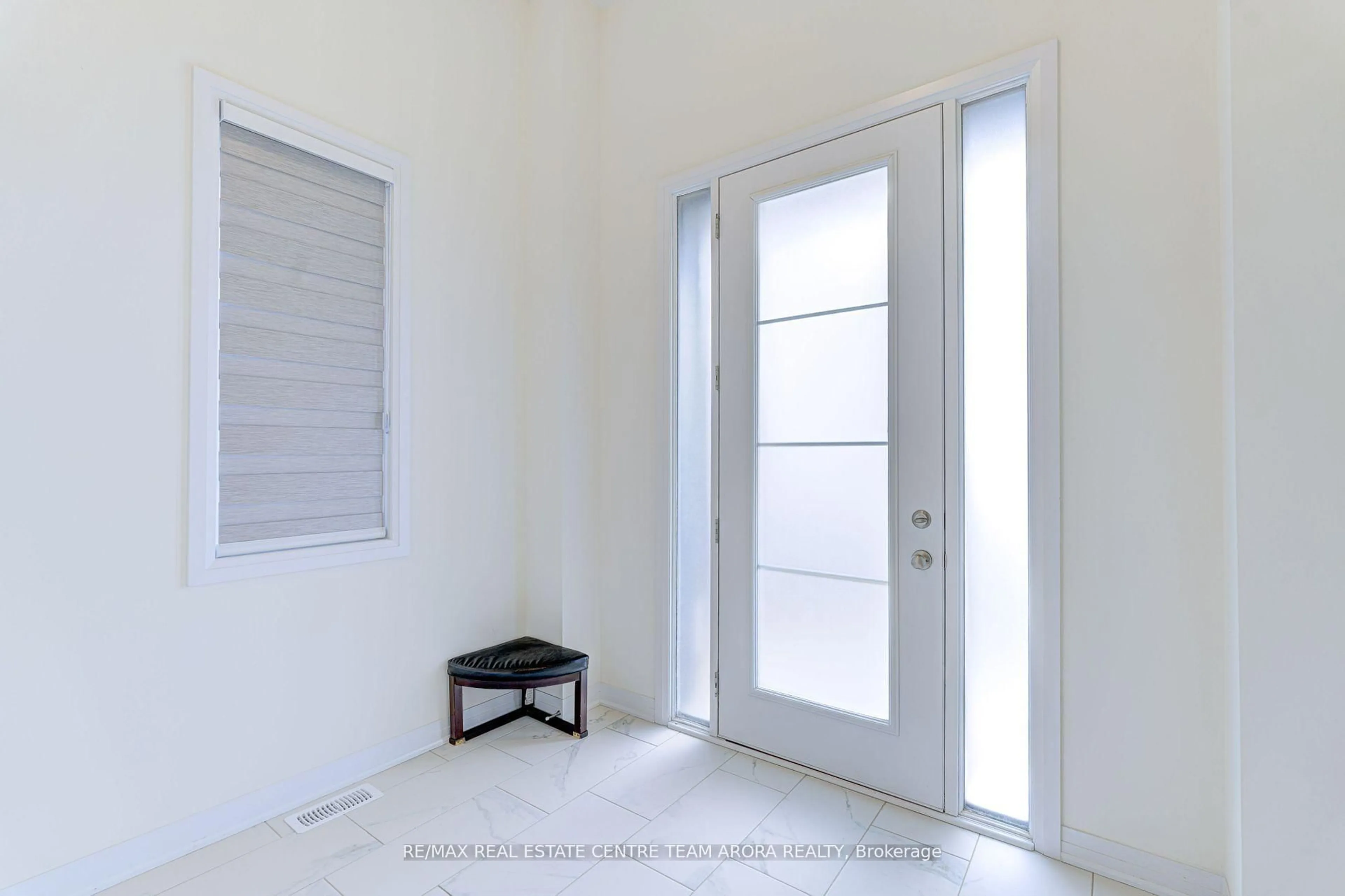 Indoor entryway for 16 Tyler Ave, Erin Ontario N0B 1T0