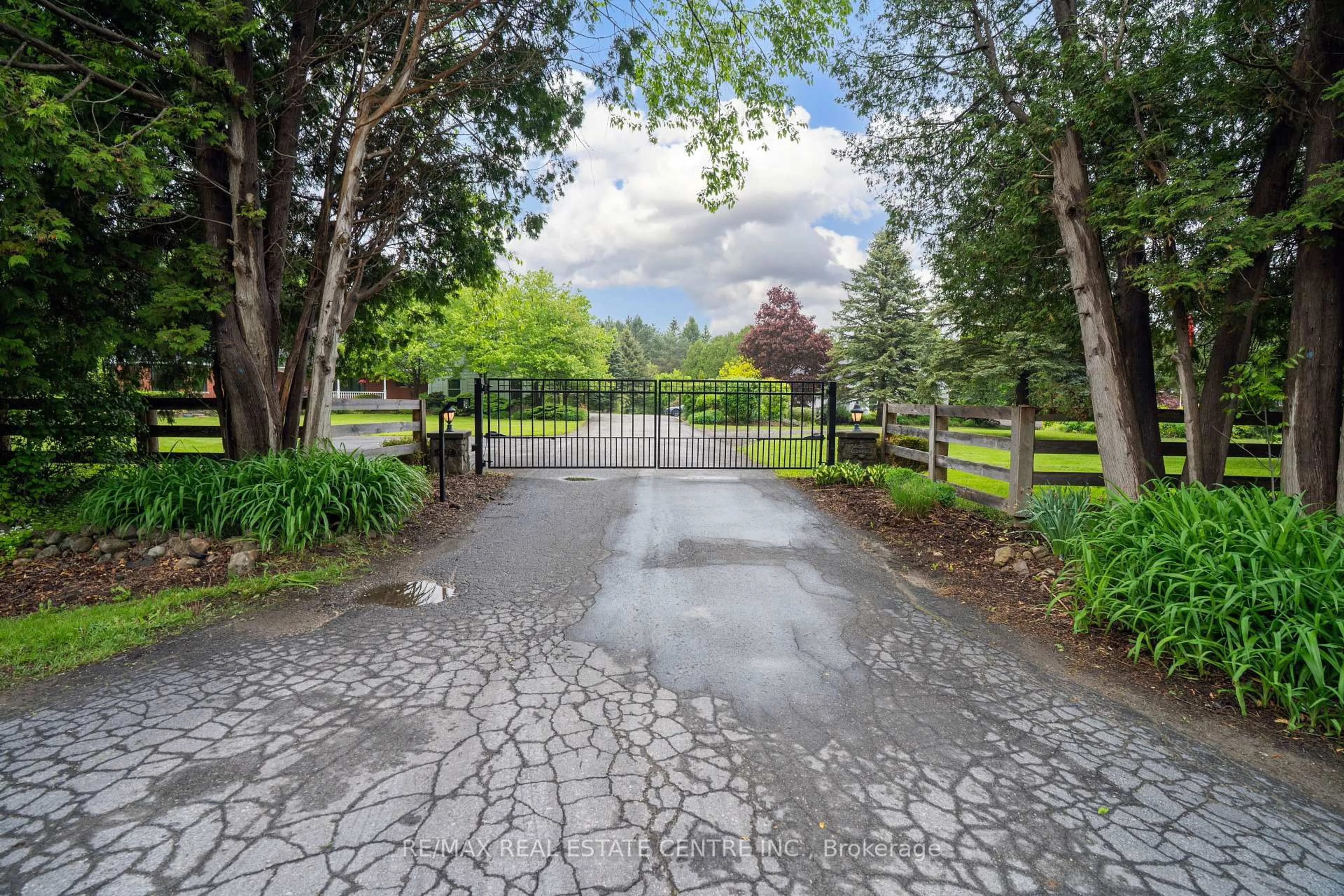 Patio, street for 4477 Victoria Rd, Puslinch Ontario N0B 2J0