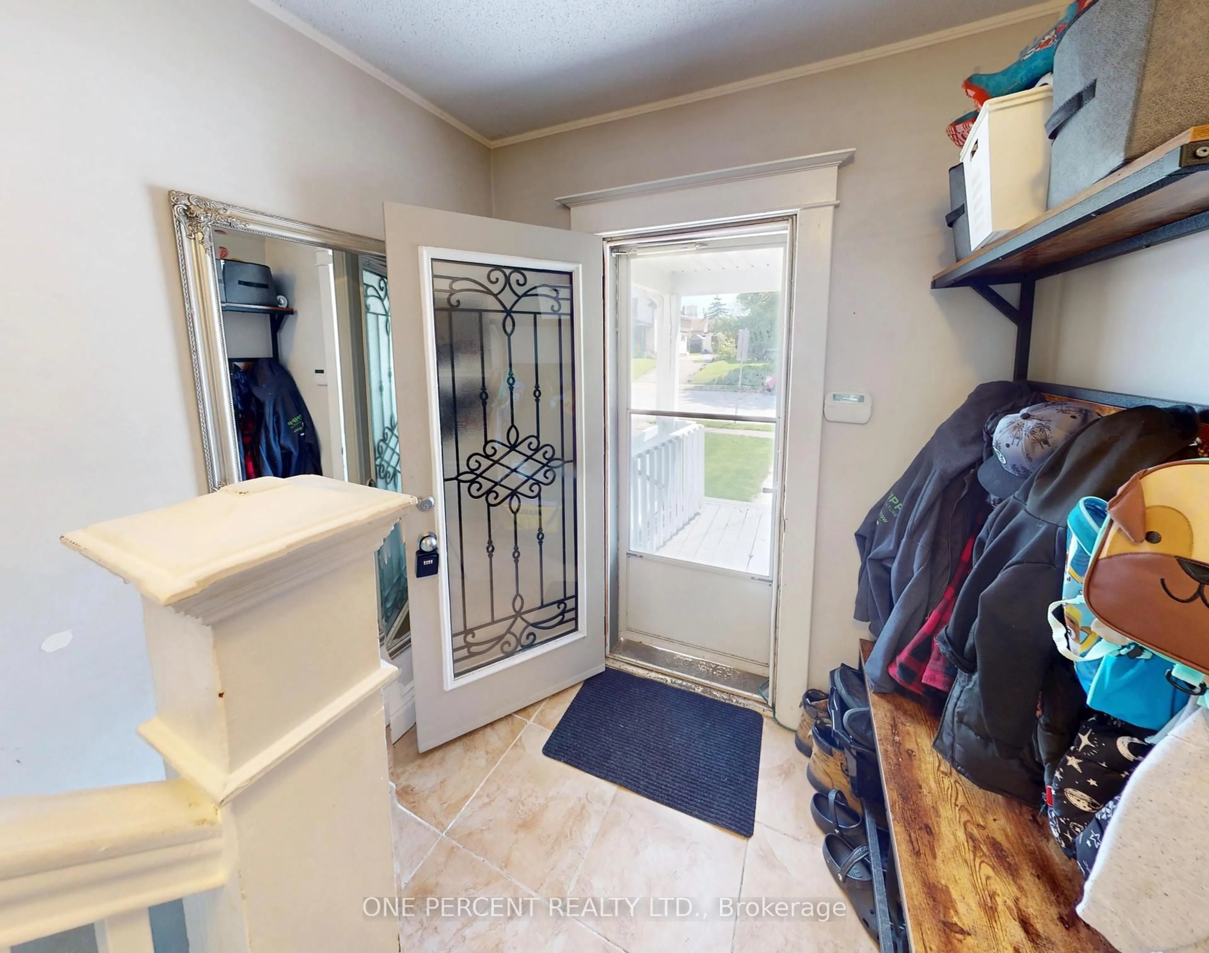 Indoor entryway for 89 Ross St, Welland Ontario L3B 2M7