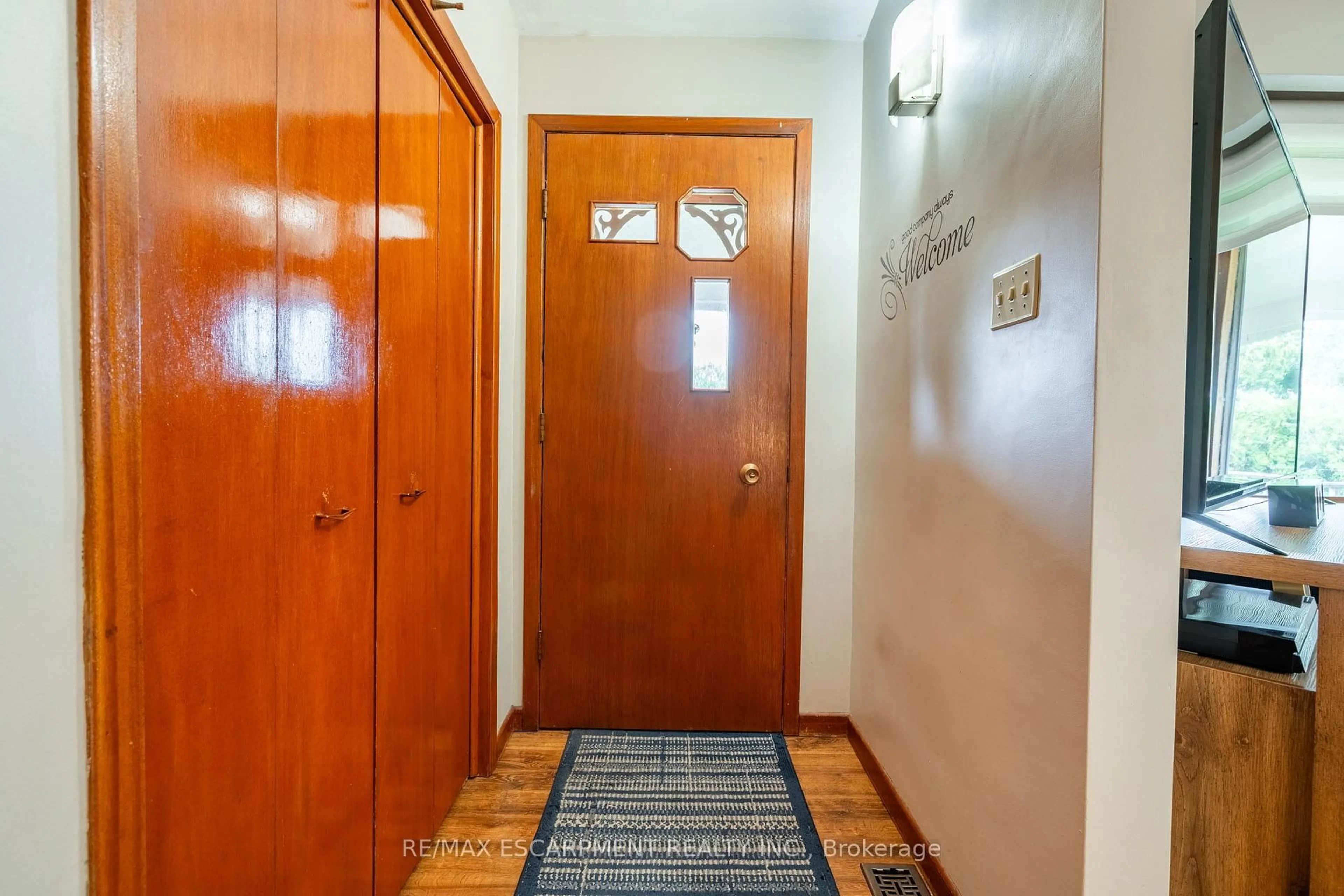 Indoor foyer for 1712 Vittoria Rd, Norfolk Ontario N0E 1W0