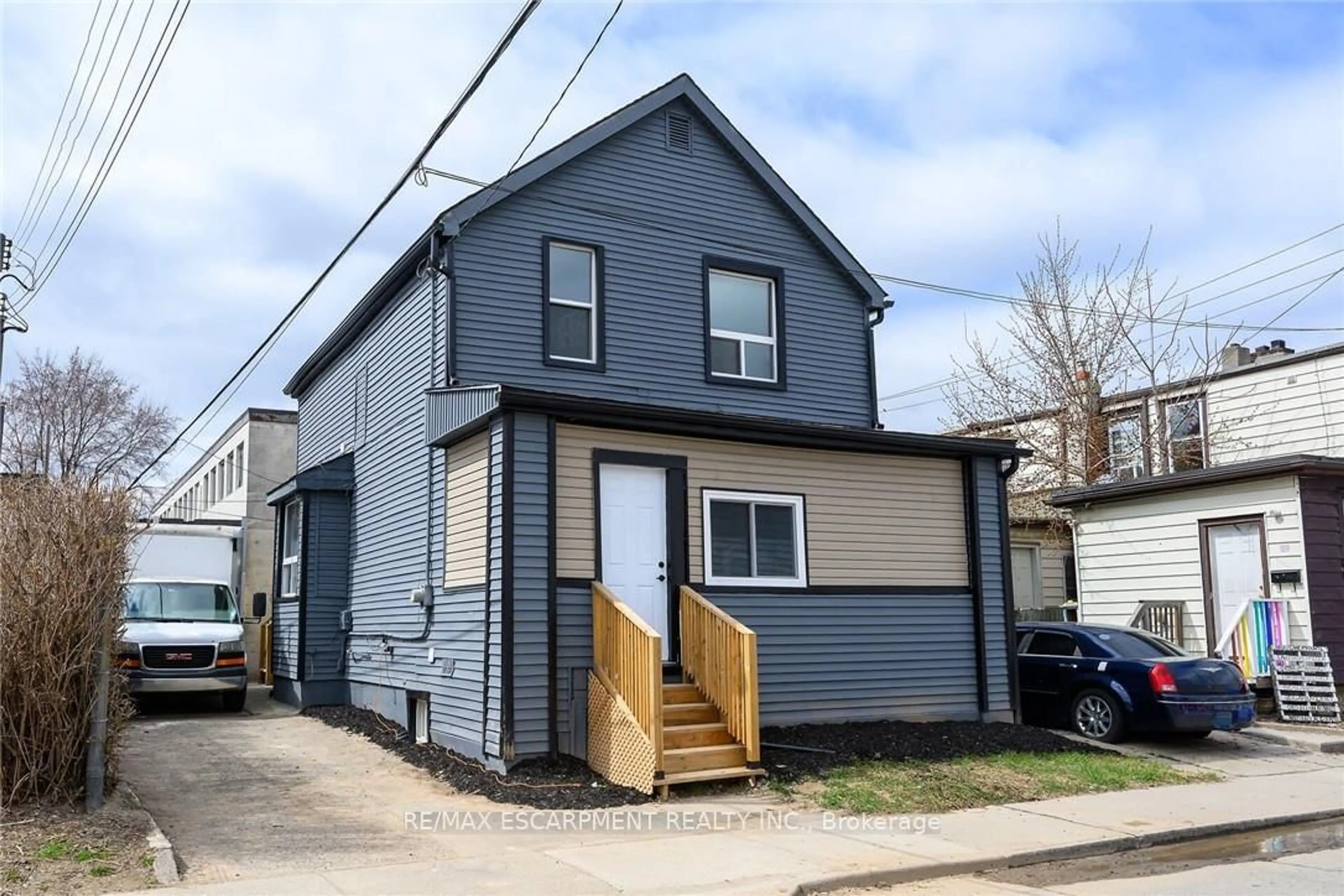 Home with vinyl exterior material, street for 31 GREENAWAY Ave, Hamilton Ontario L8L 6C3