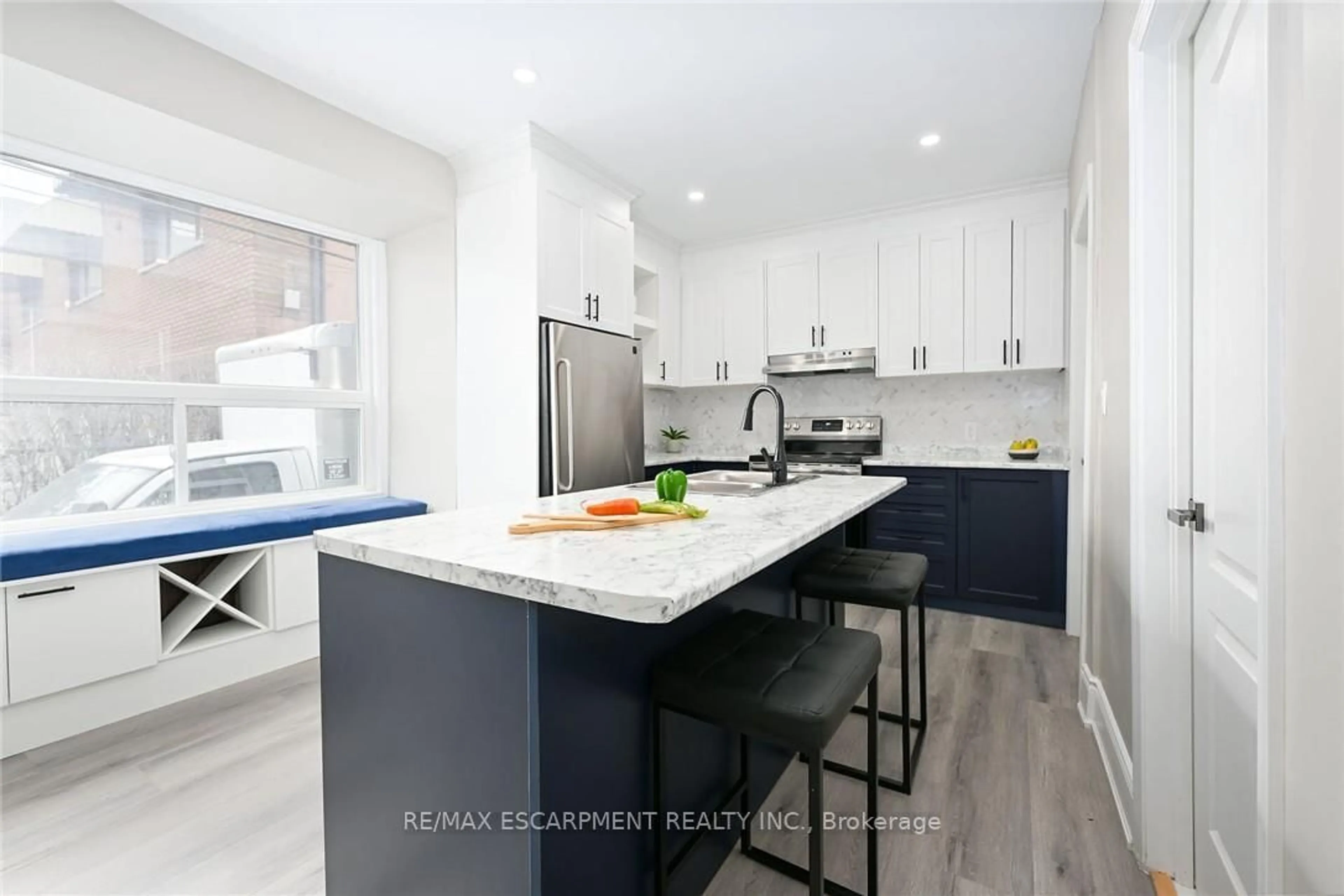 Contemporary kitchen, unknown for 31 GREENAWAY Ave, Hamilton Ontario L8L 6C3