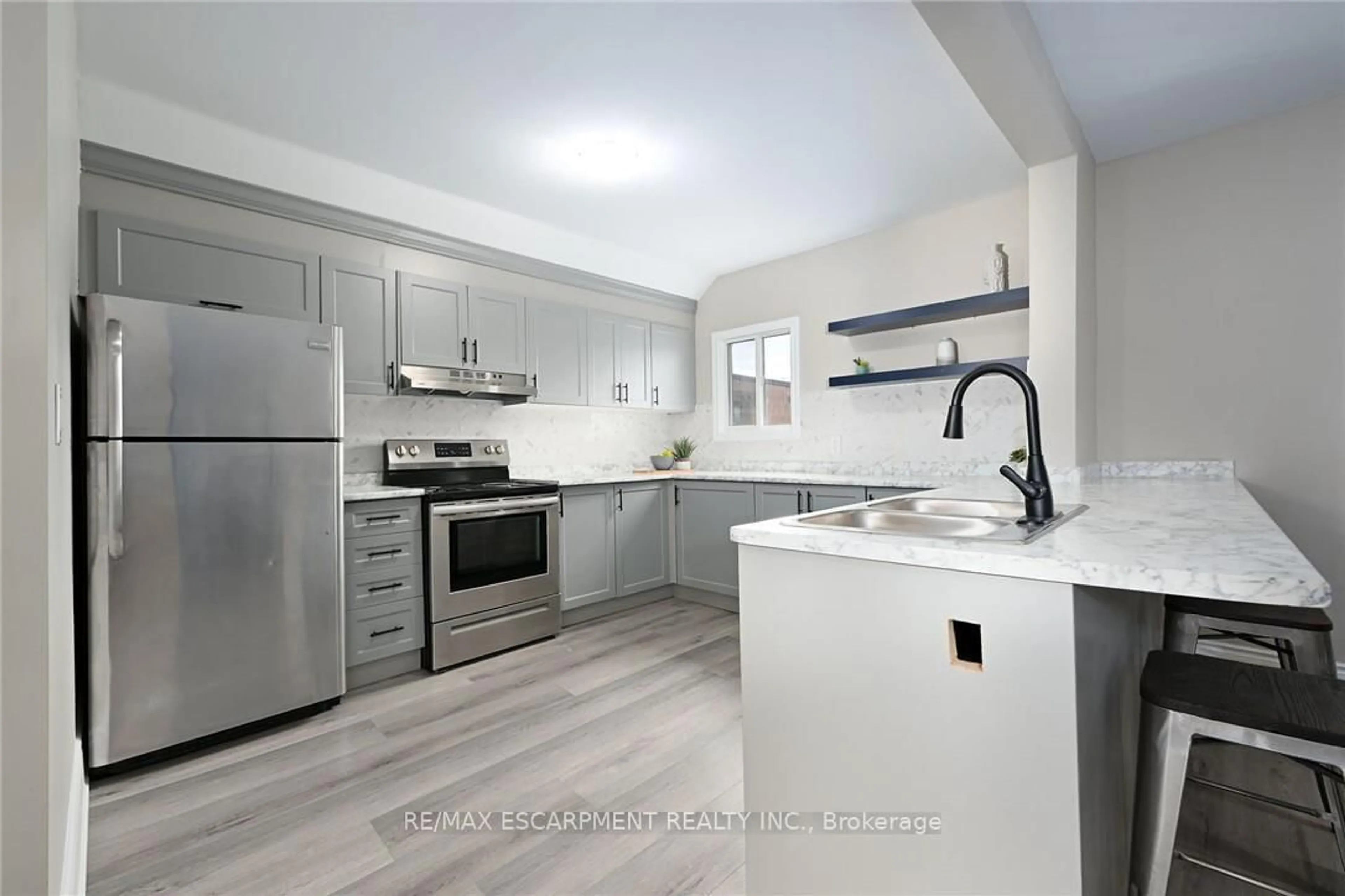 Open concept kitchen, ceramic/tile floor for 31 GREENAWAY Ave, Hamilton Ontario L8L 6C3