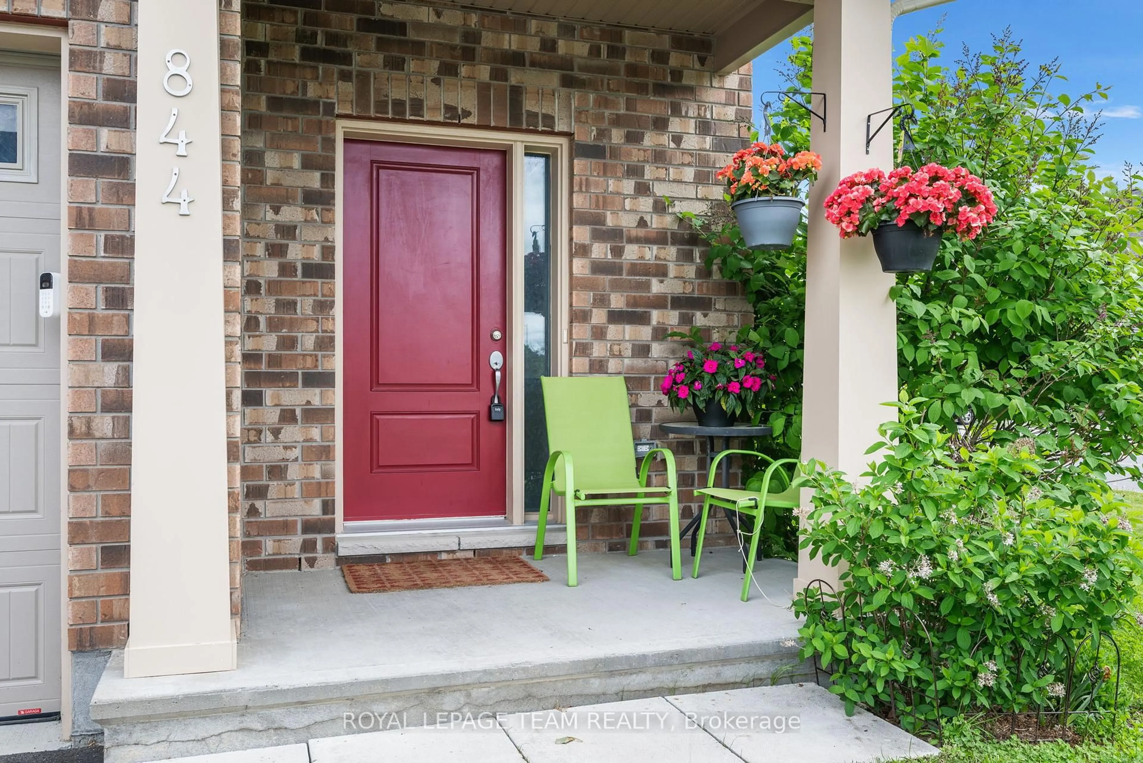 Indoor entryway for 844 Cedar Creek Dr, Ottawa Ontario K1T 0B3