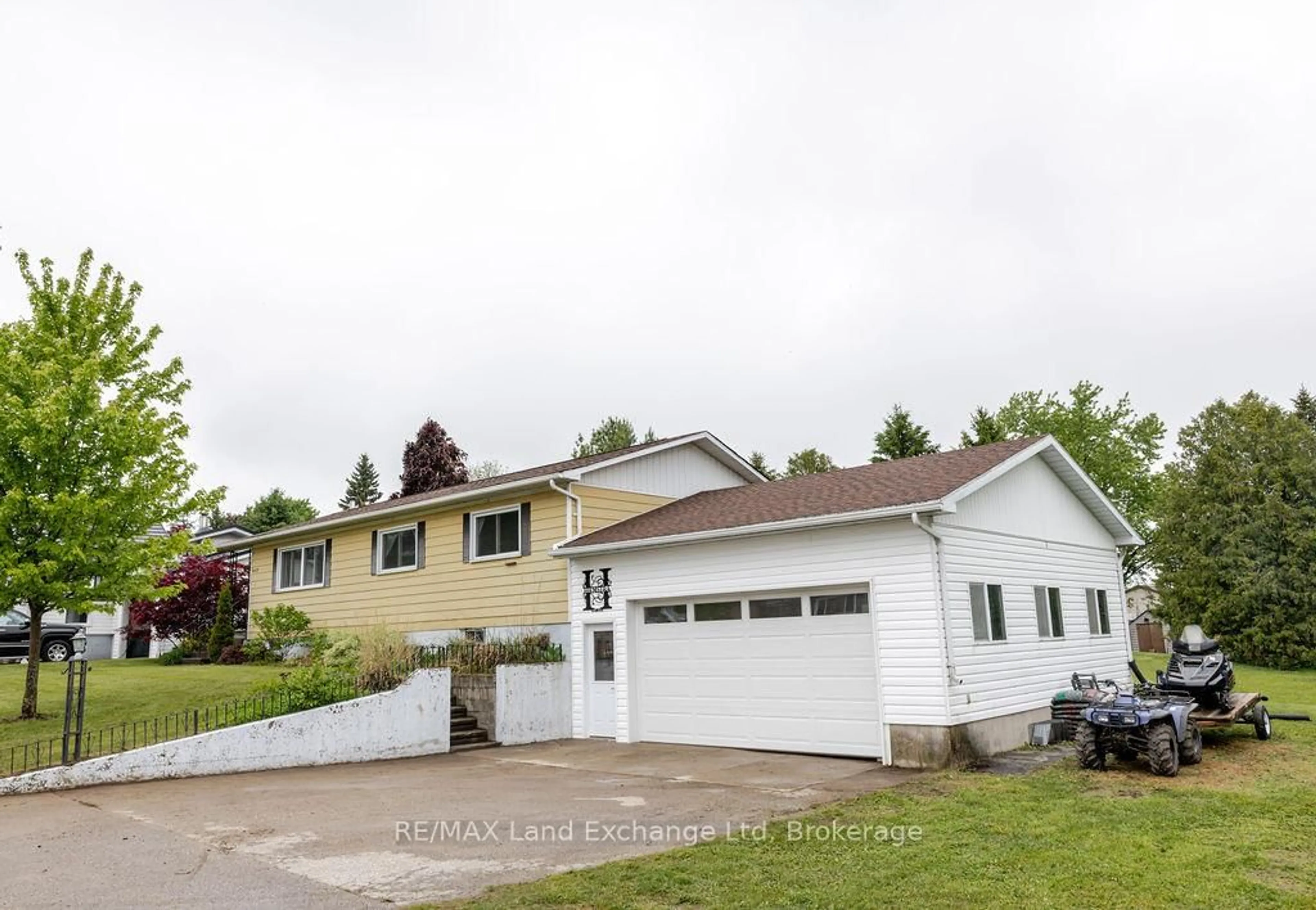 Home with vinyl exterior material, street for 463 Wolsley St, Huron-Kinloss Ontario N0G 2H0