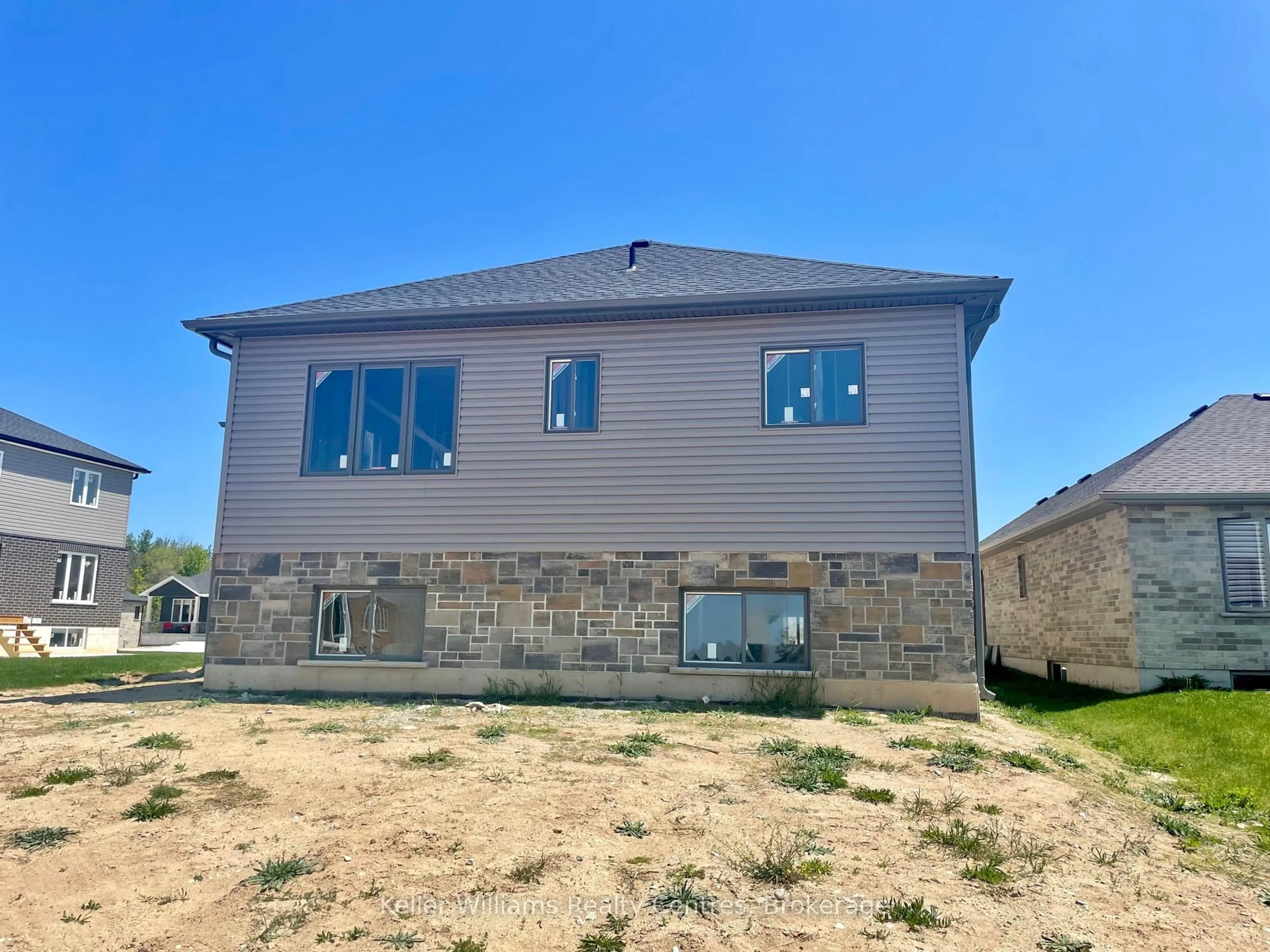 Home with vinyl exterior material, building for 632 26TH Ave, Hanover Ontario N4N 3B8