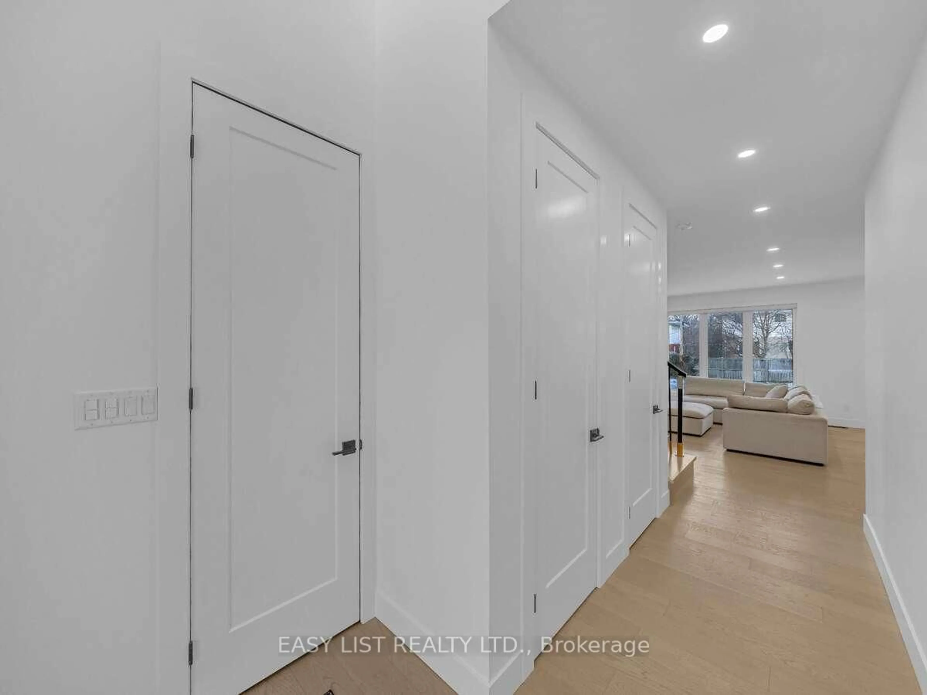 Indoor entryway for 2130 Cabana Rd, Windsor Ontario N9G 1E1