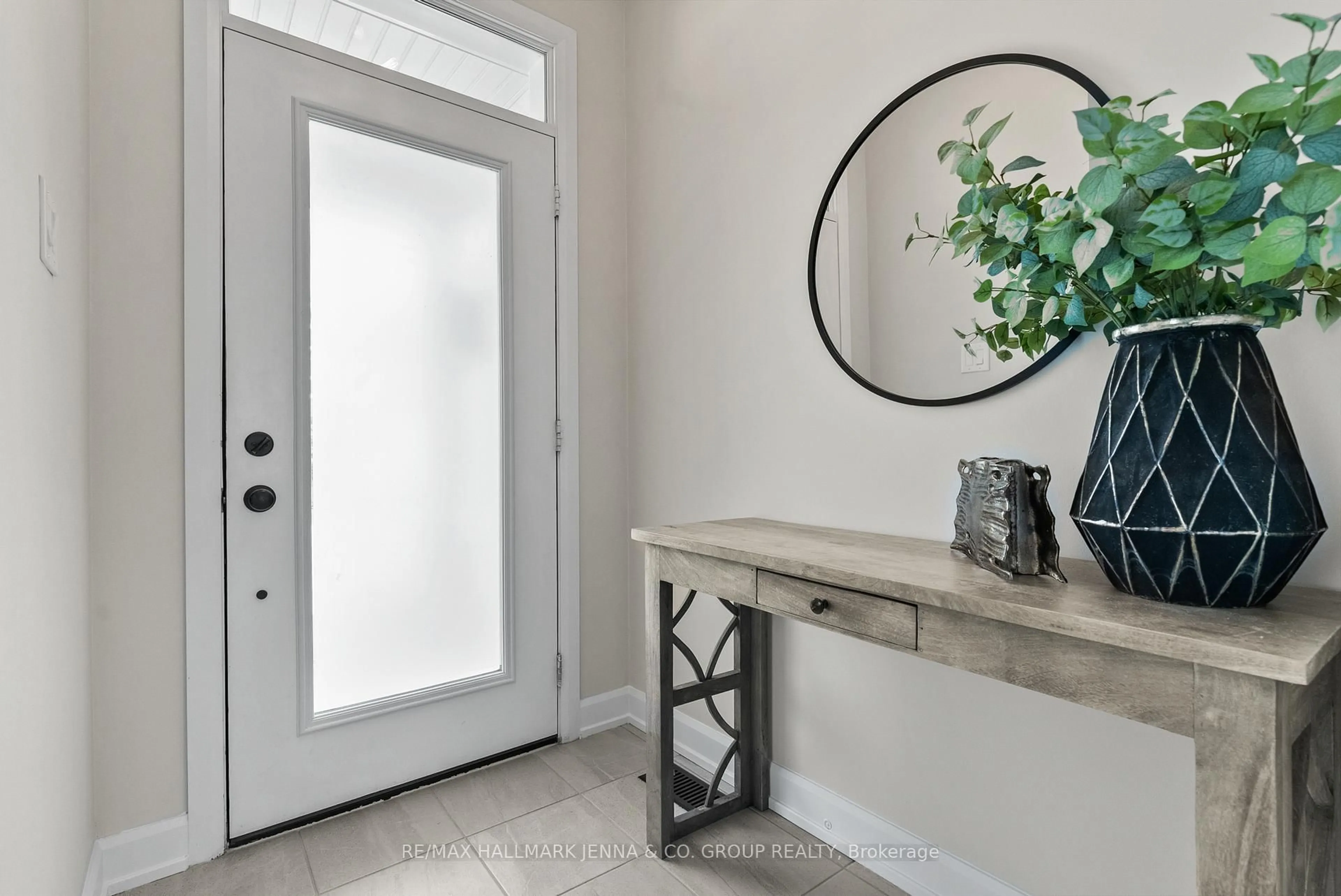 Indoor entryway for 52 Hackamore Cres, Richmond Ontario K0A 2Z0