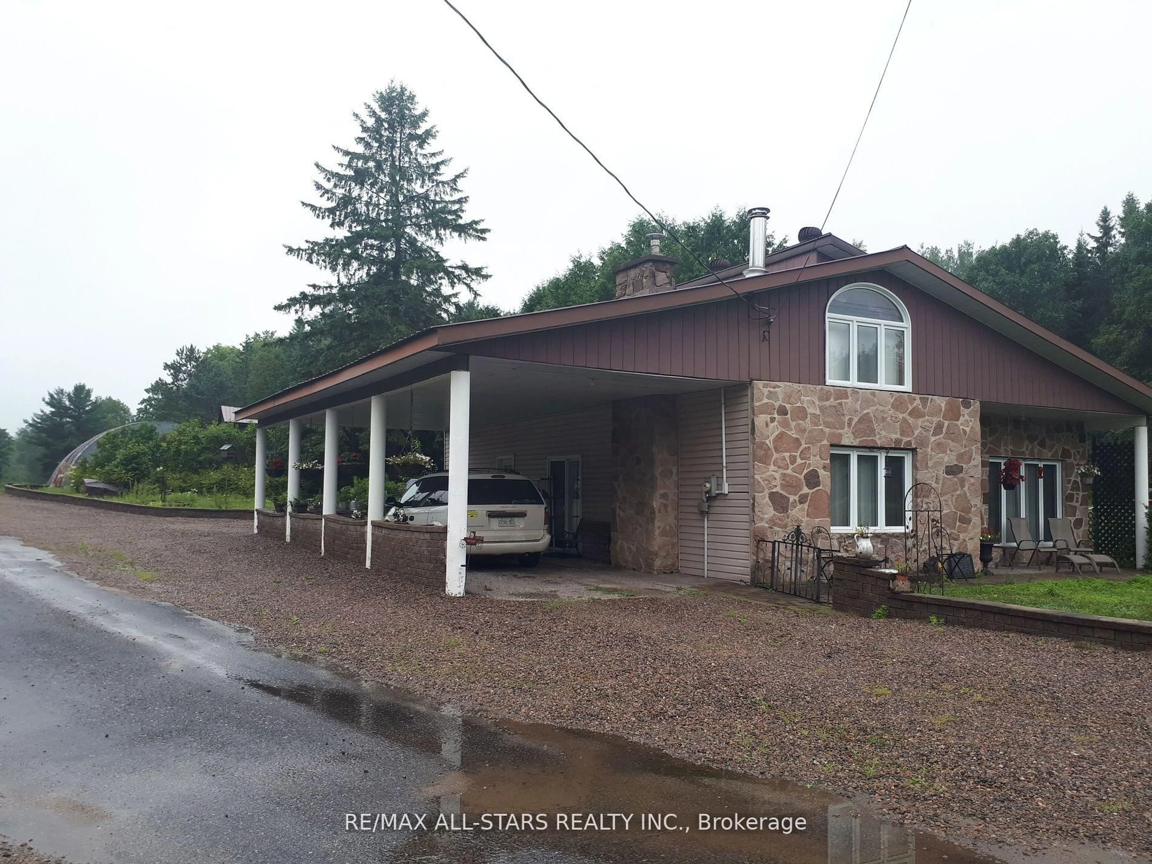 Indoor garage for 1007 Dewey St, Highlands East Ontario K0M 1R0