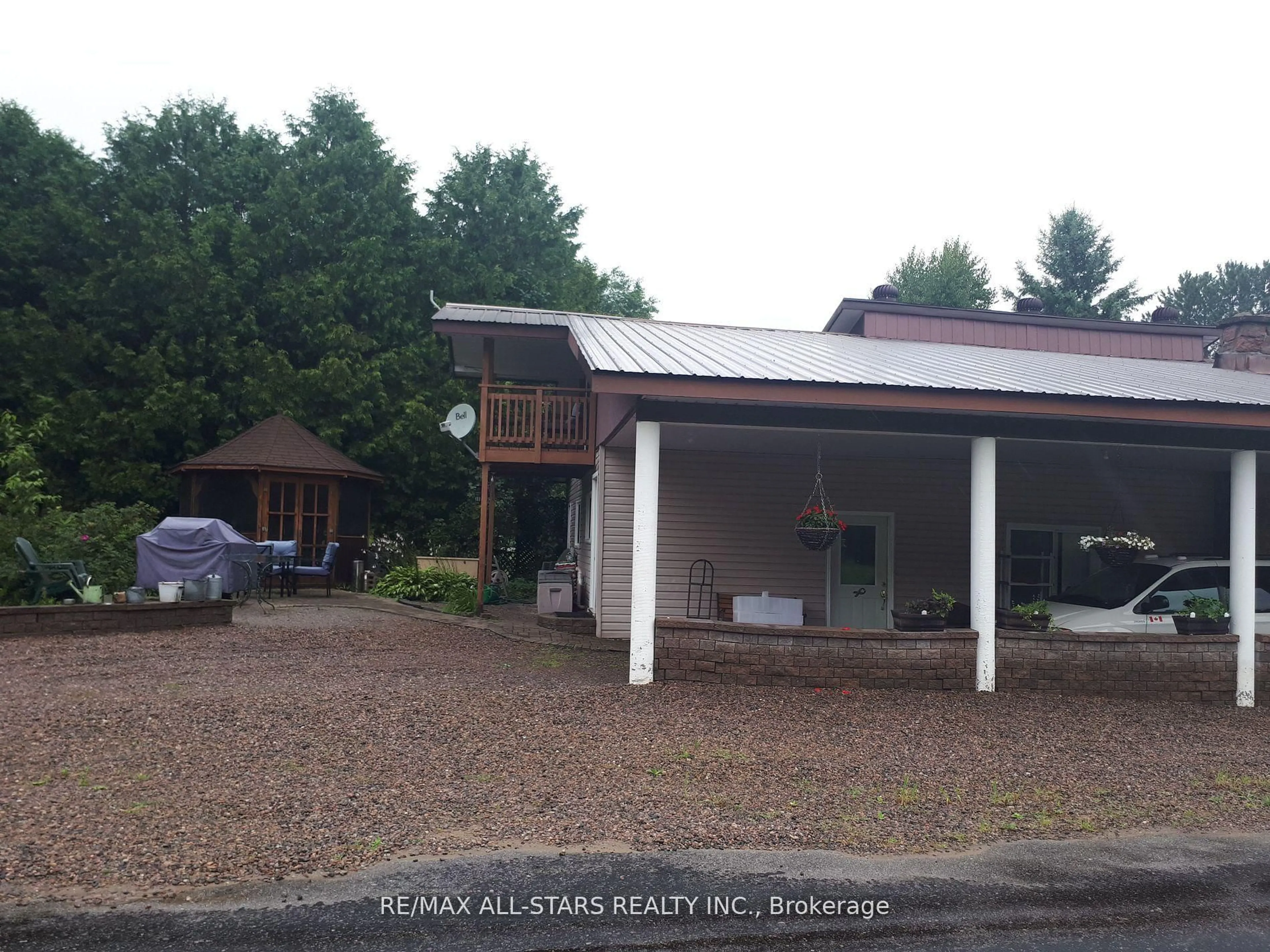 A pic from outside/outdoor area/front of a property/back of a property/a pic from drone, unknown for 1007 Dewey St, Highlands East Ontario K0M 1R0