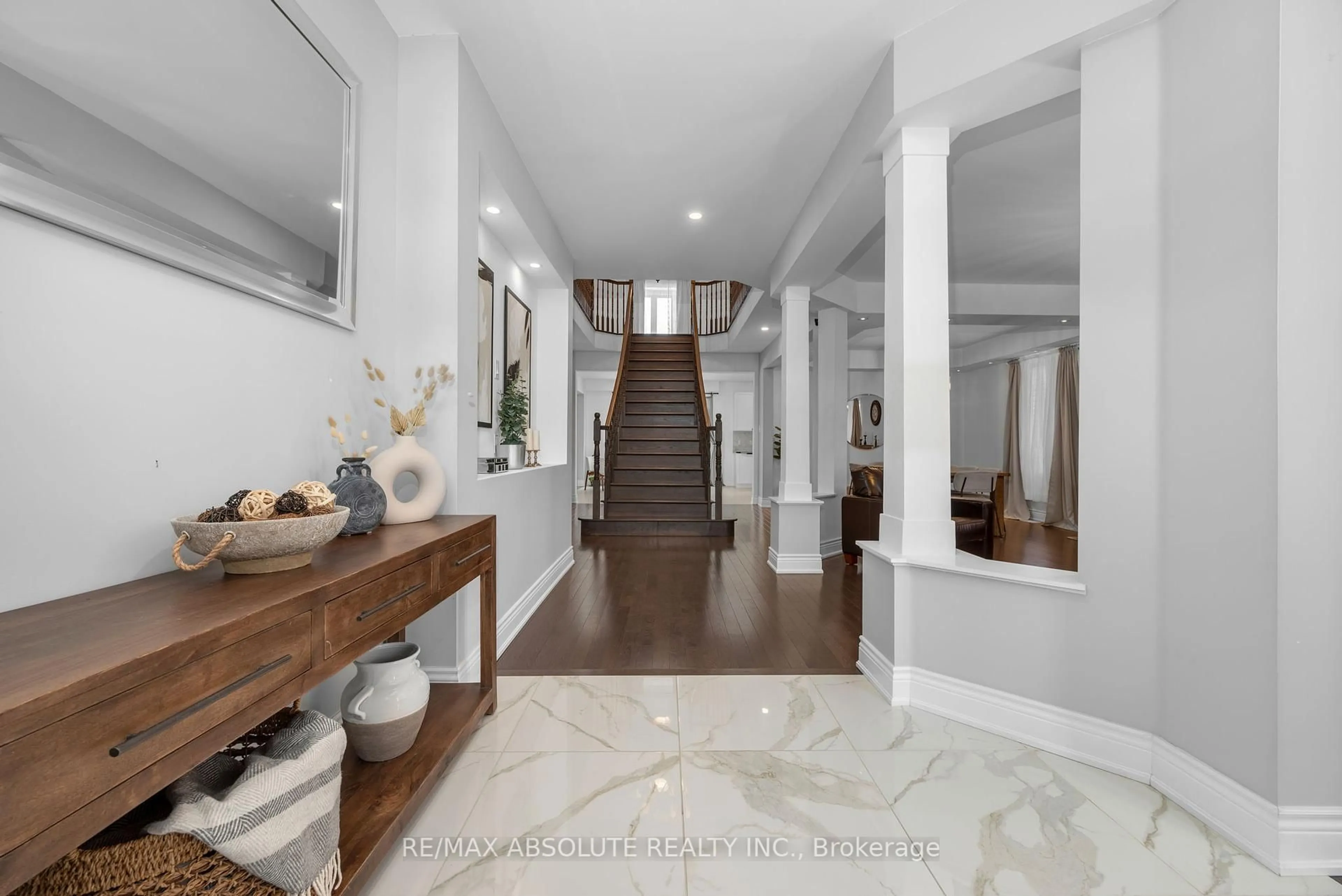 Indoor foyer for 208 Rover St, Ottawa Ontario K2S 1S3