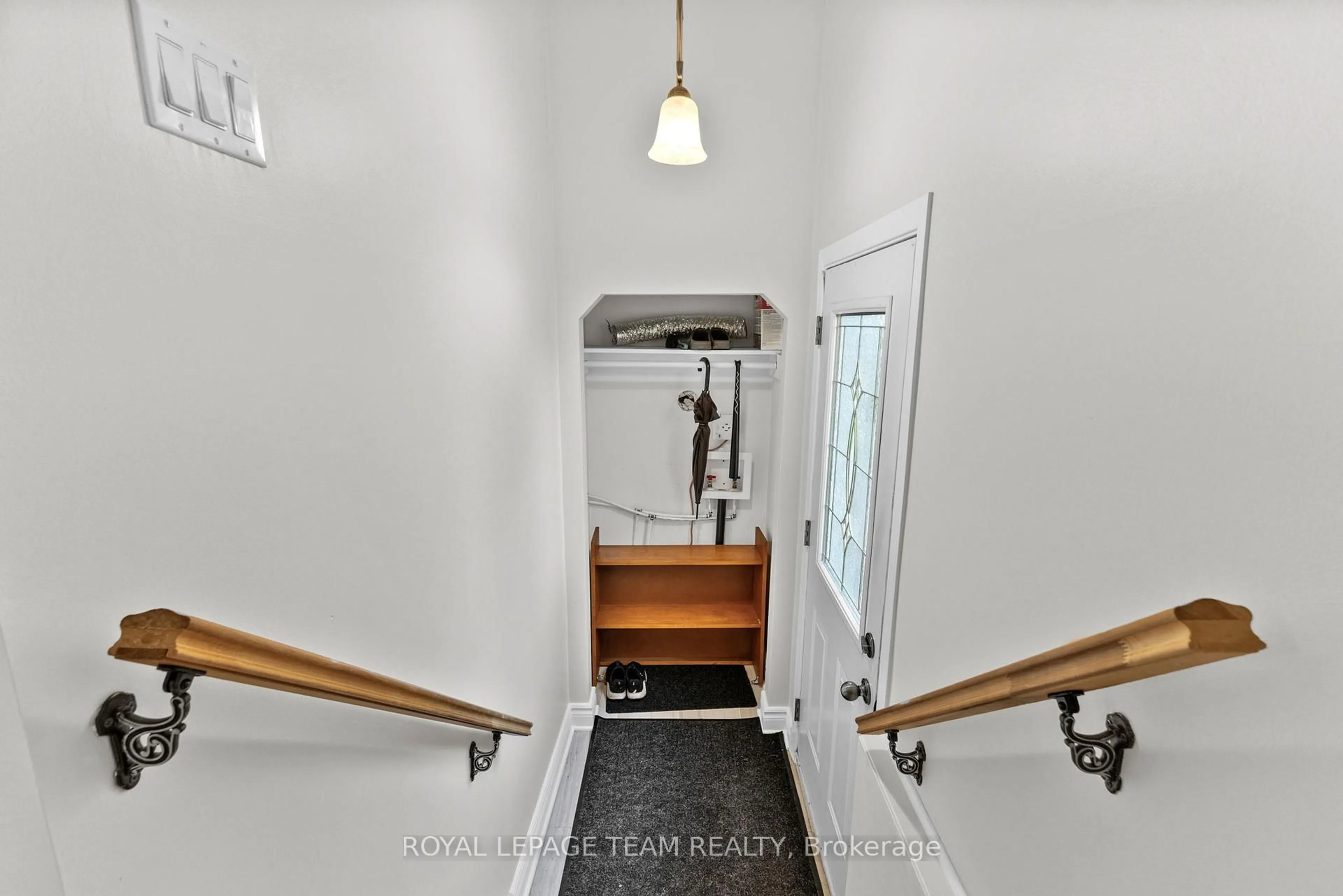 Indoor entryway for 599 Mutual St, Ottawa Ontario K1K 1C3