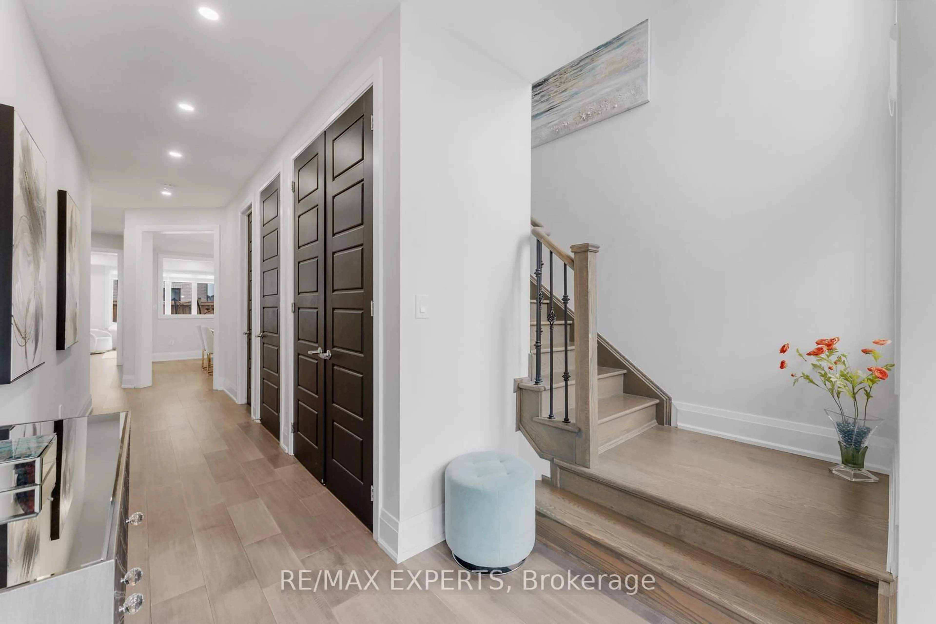 Indoor entryway for 21 Malcolm Cres, Haldimand Ontario N3W 0C8