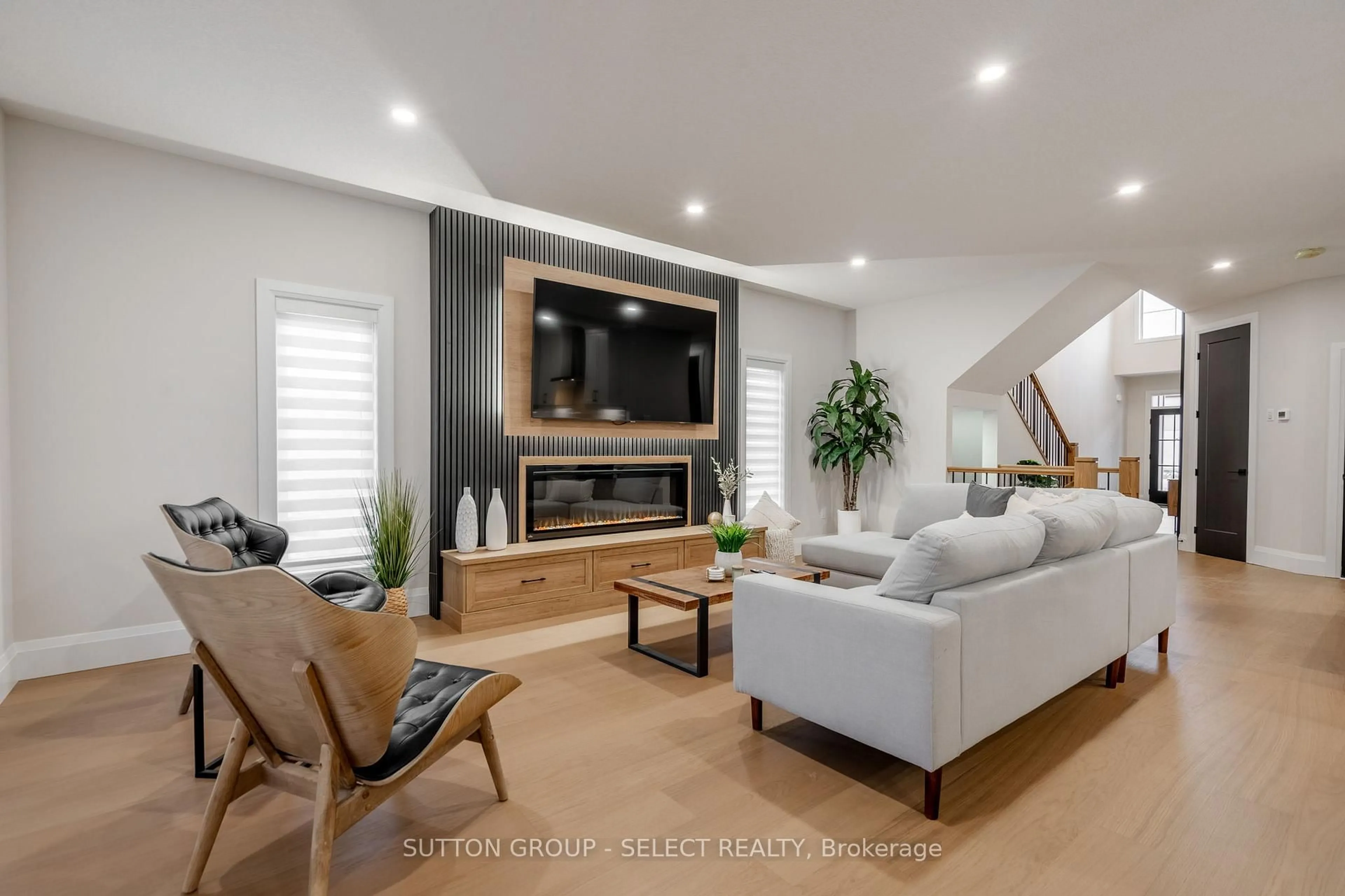 Living room with furniture, wood/laminate floor for 6338 HEATHWOODS Ave, London South Ontario N6P 1H5