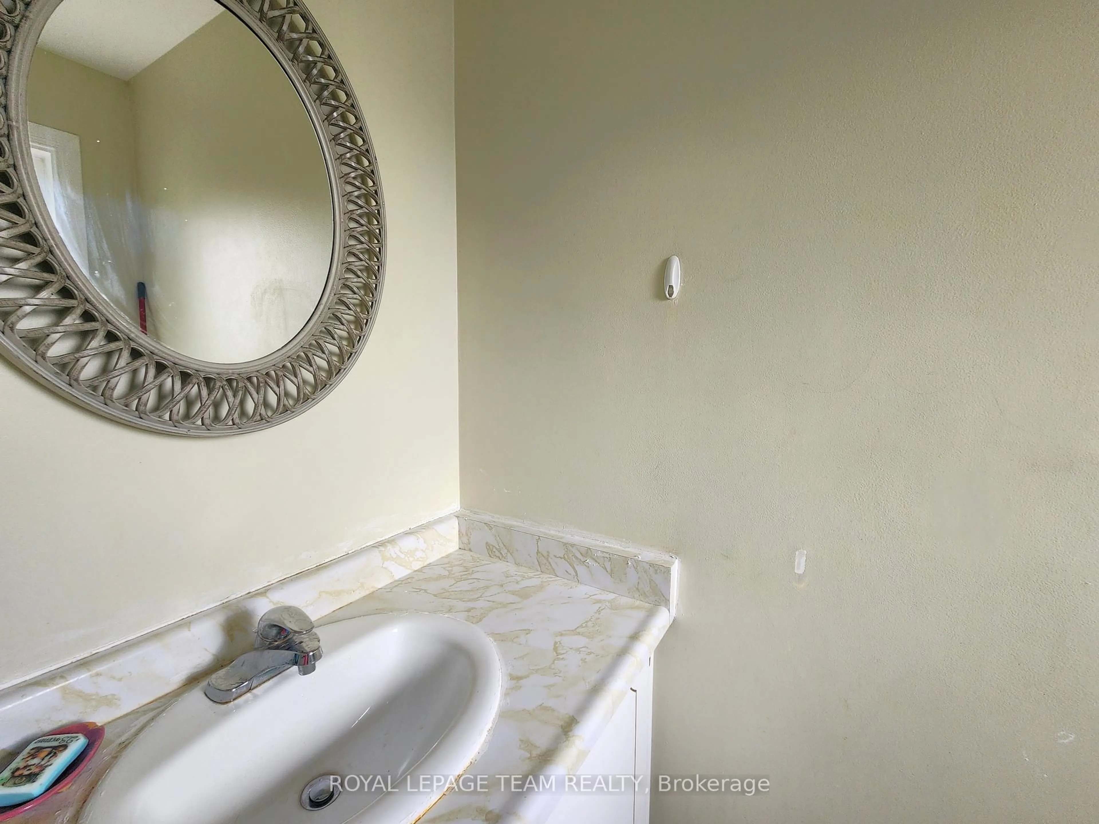 Standard bathroom, ceramic/tile floor for 25 Bertona St #B, Ottawa Ontario K2G 4G7