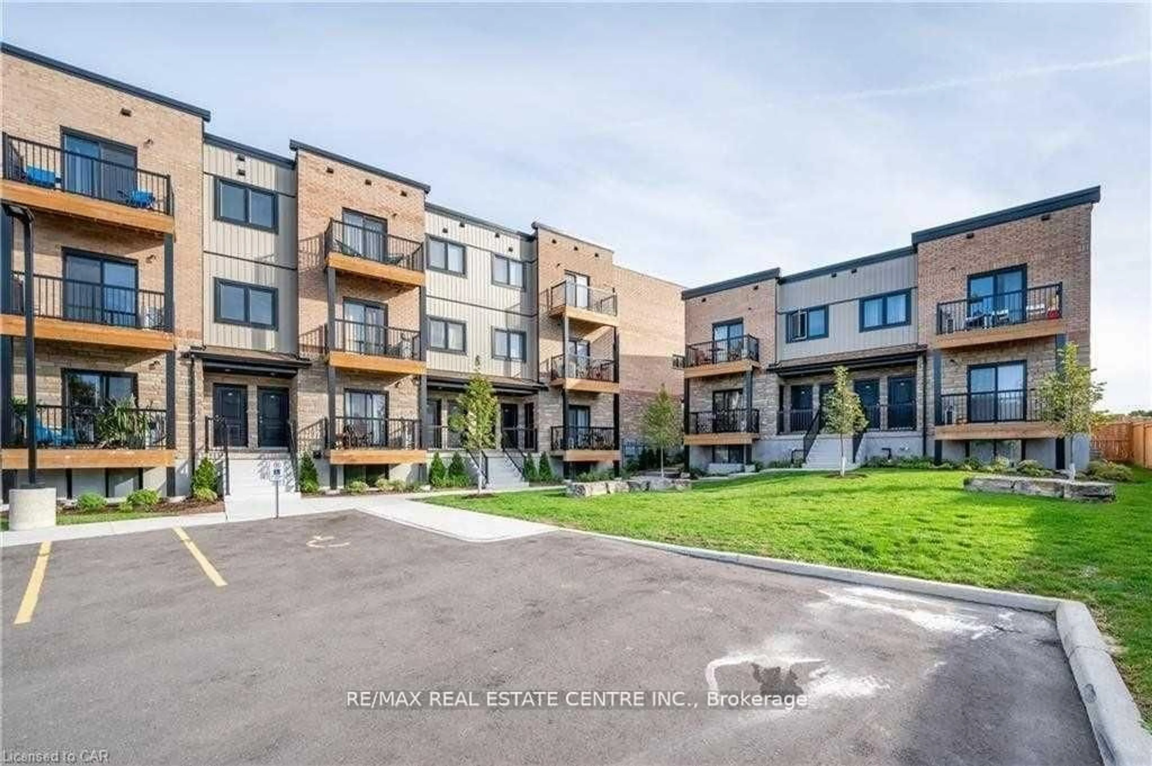 Patio, unknown for 164 Heiman St #3B, Kitchener Ontario N2M 3L9