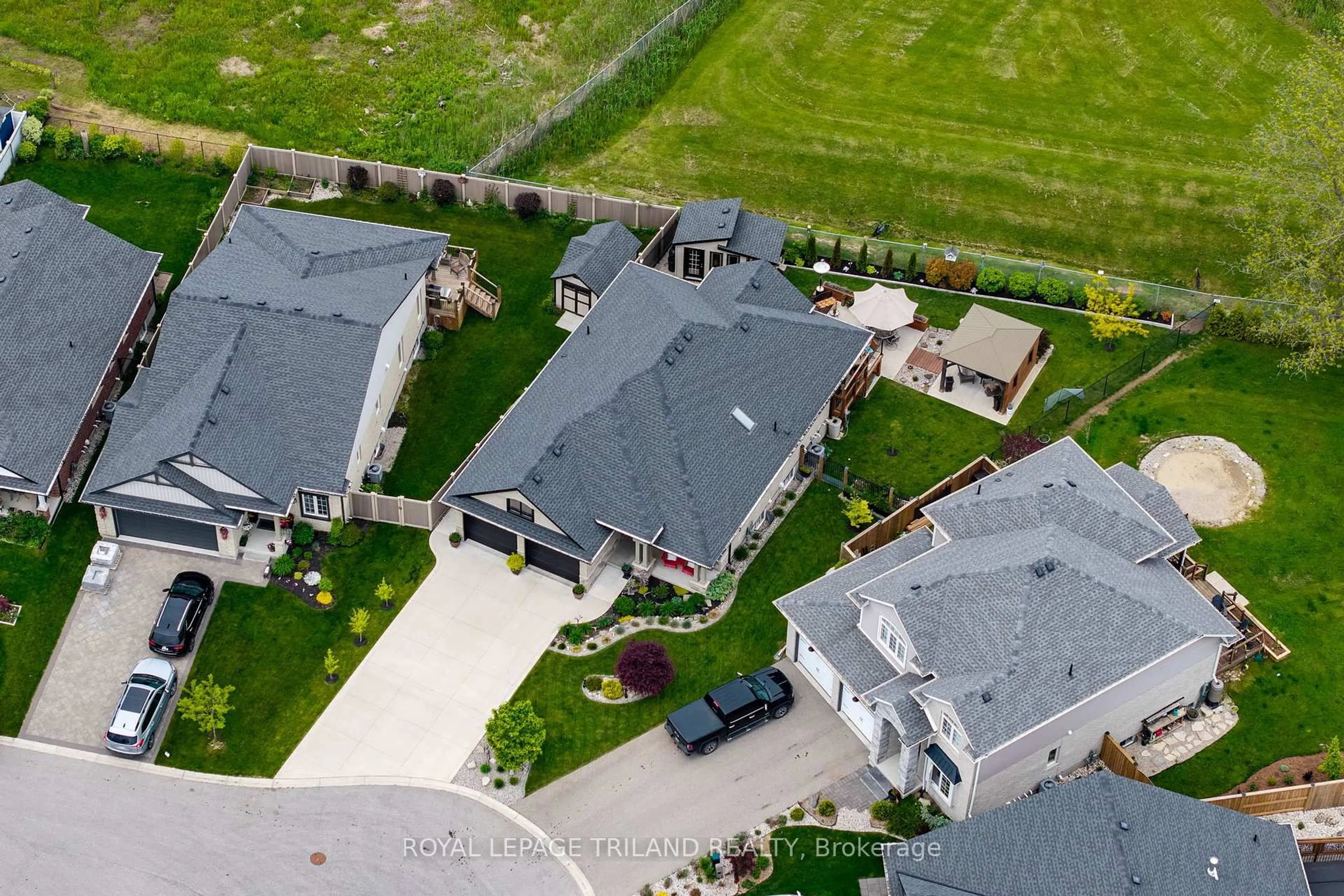 A pic from outside/outdoor area/front of a property/back of a property/a pic from drone, street for 208 Emery St, Central Elgin Ontario N5L 0A5