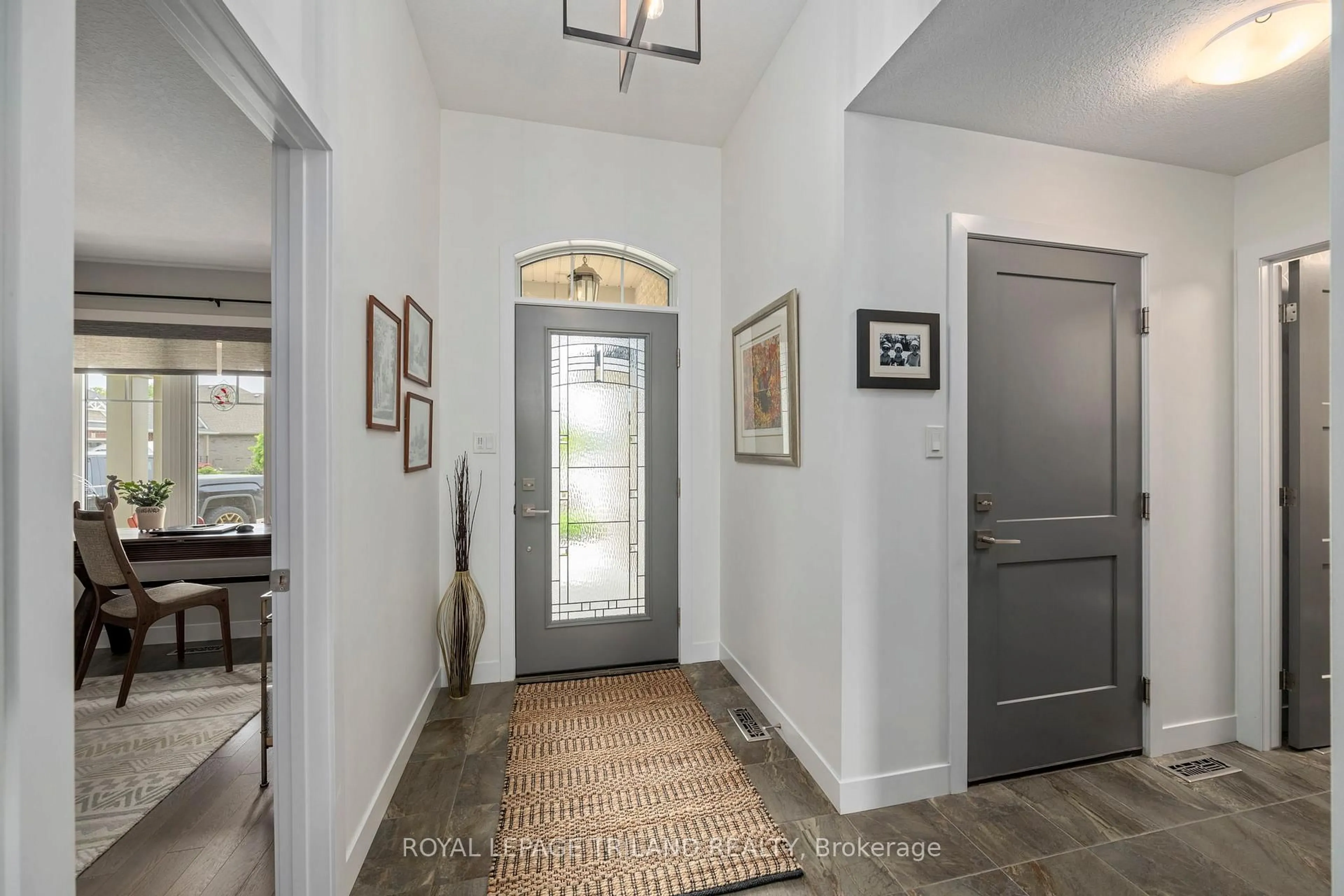Indoor entryway for 208 Emery St, Central Elgin Ontario N5L 0A5