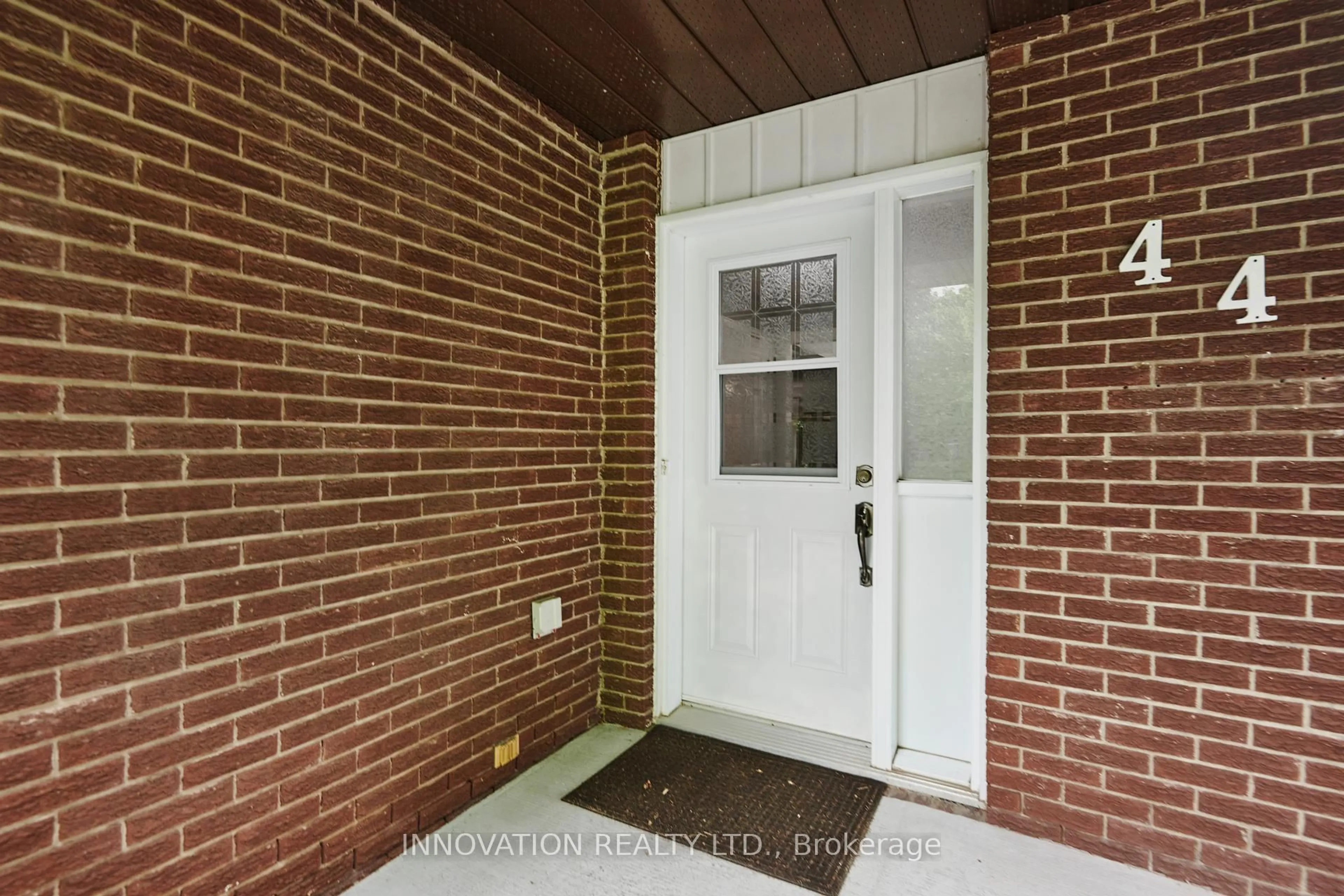 Indoor entryway for 44 Alberni St, Ottawa Ontario K2J 2M6