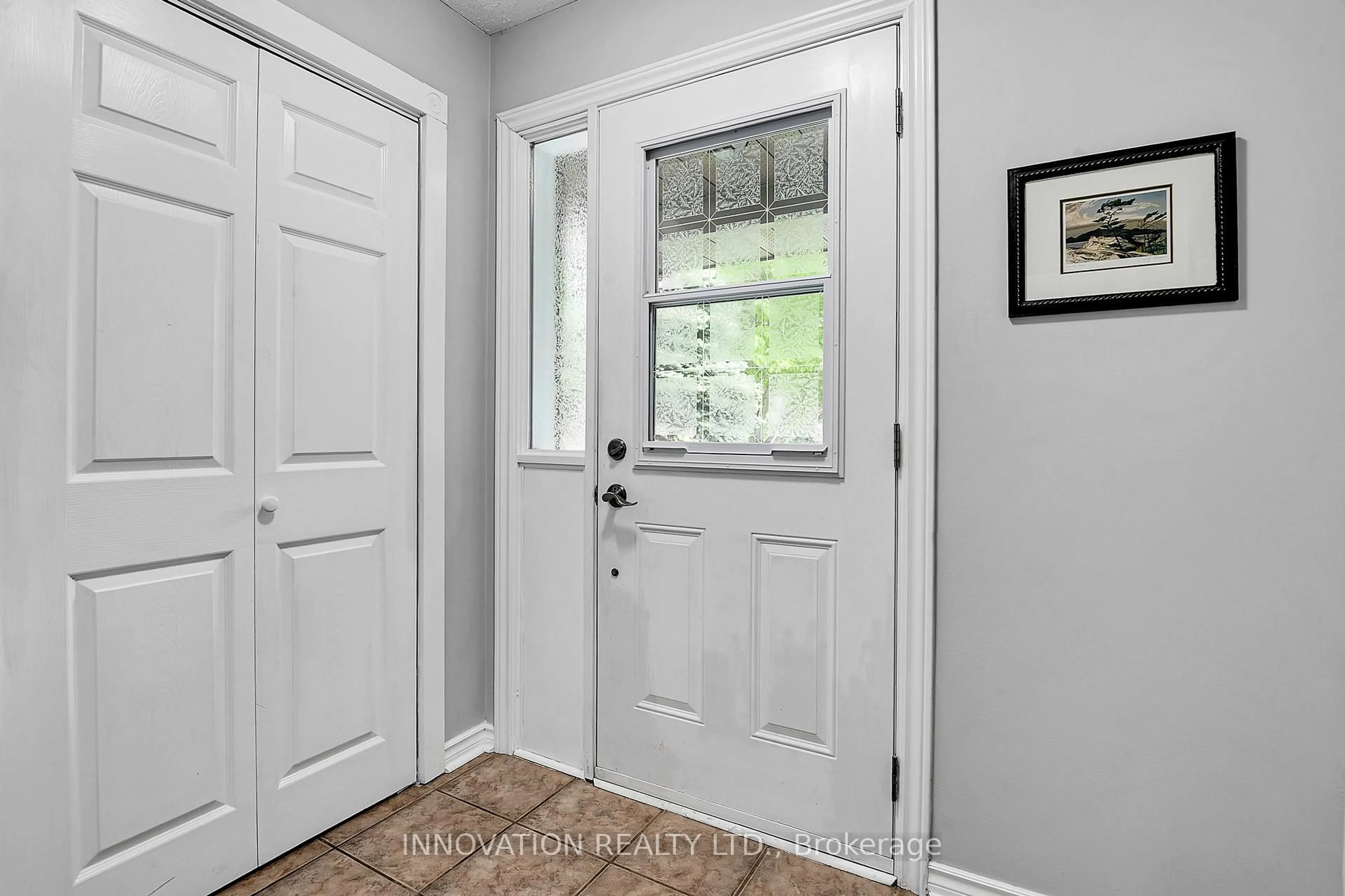 Indoor entryway for 44 Alberni St, Ottawa Ontario K2J 2M6