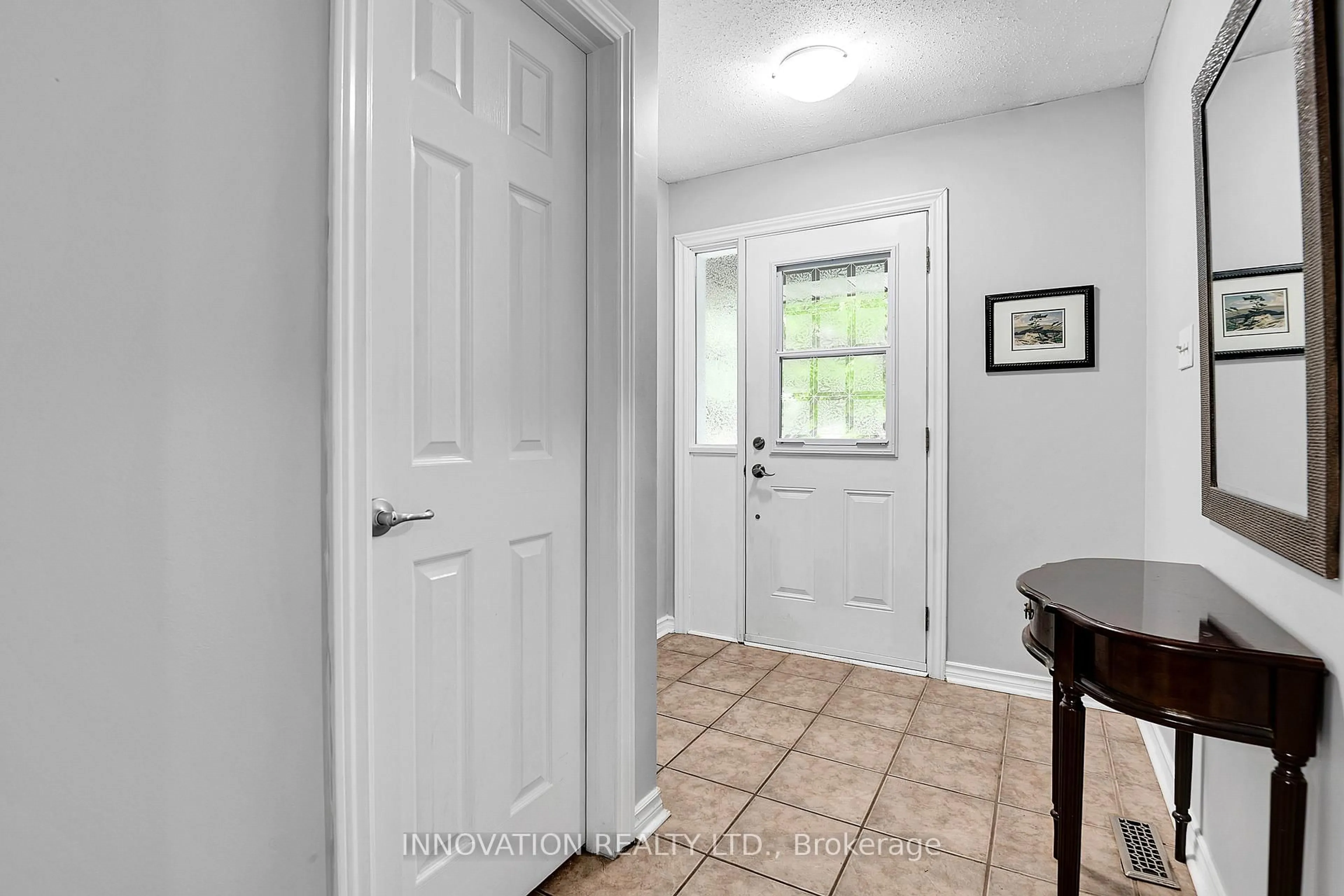 Indoor entryway for 44 Alberni St, Ottawa Ontario K2J 2M6
