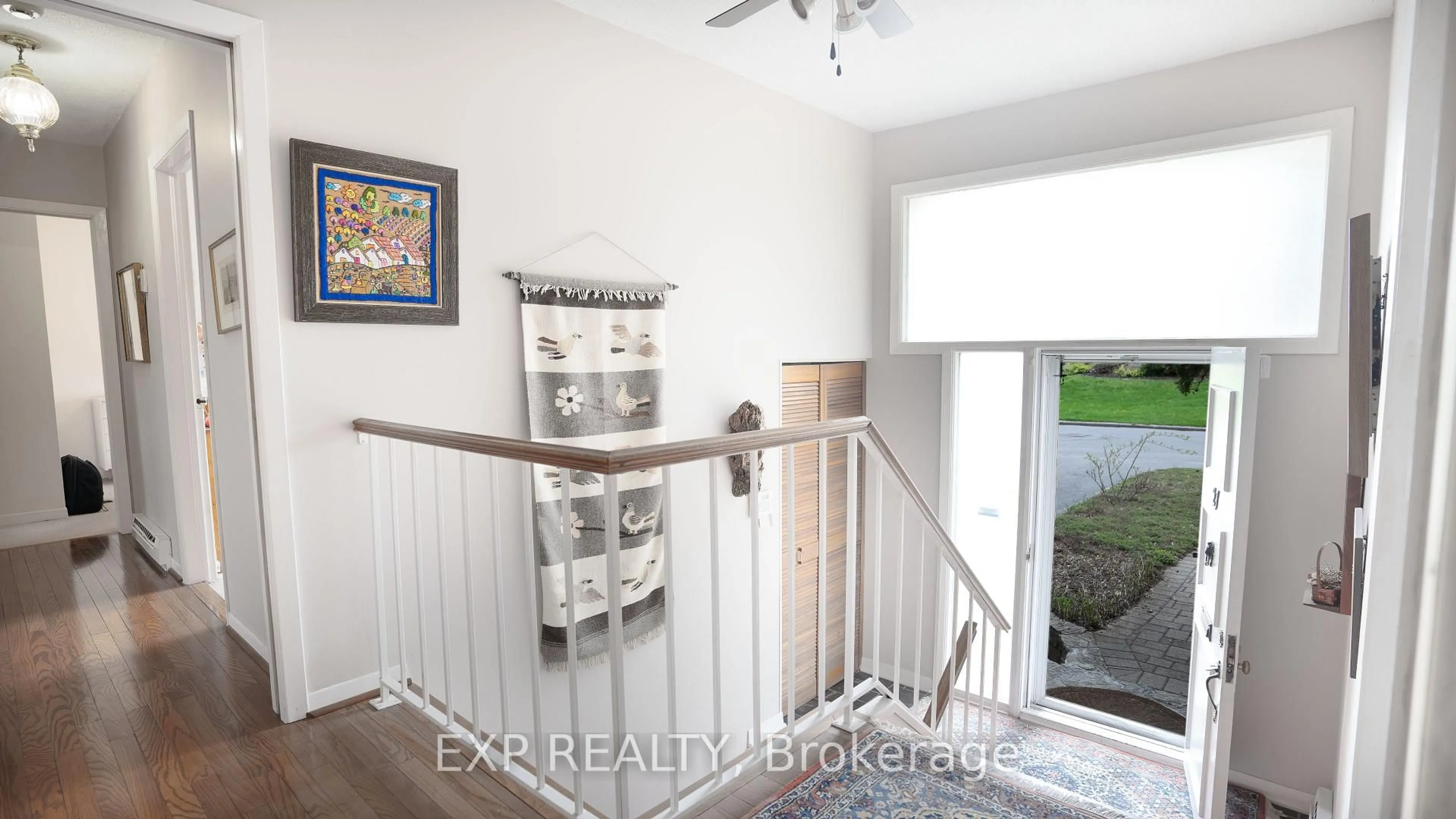 Indoor entryway for 27 Commanche Dr, Ottawa Ontario K2E 6E8