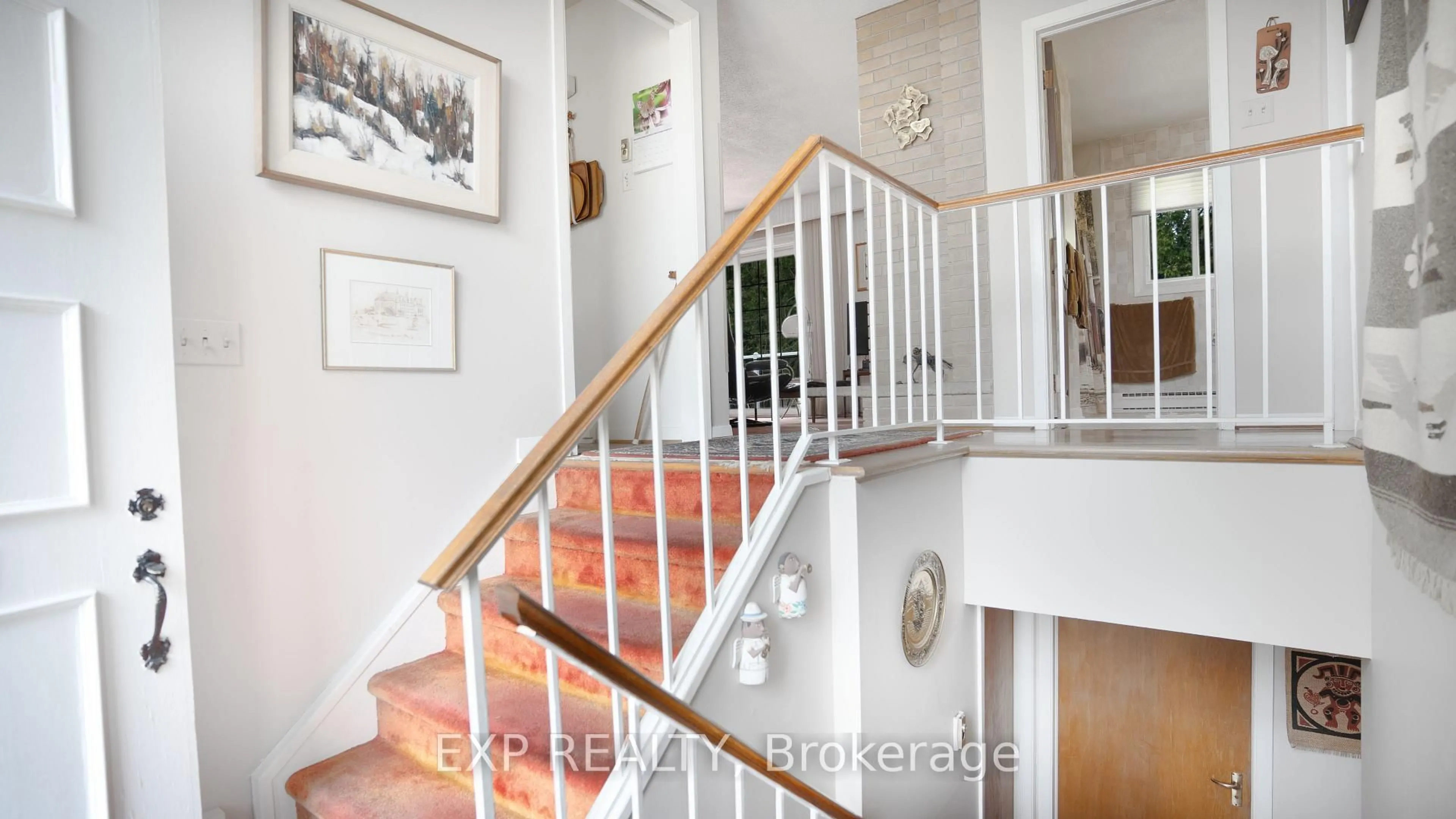 Indoor foyer for 27 Commanche Dr, Ottawa Ontario K2E 6E8