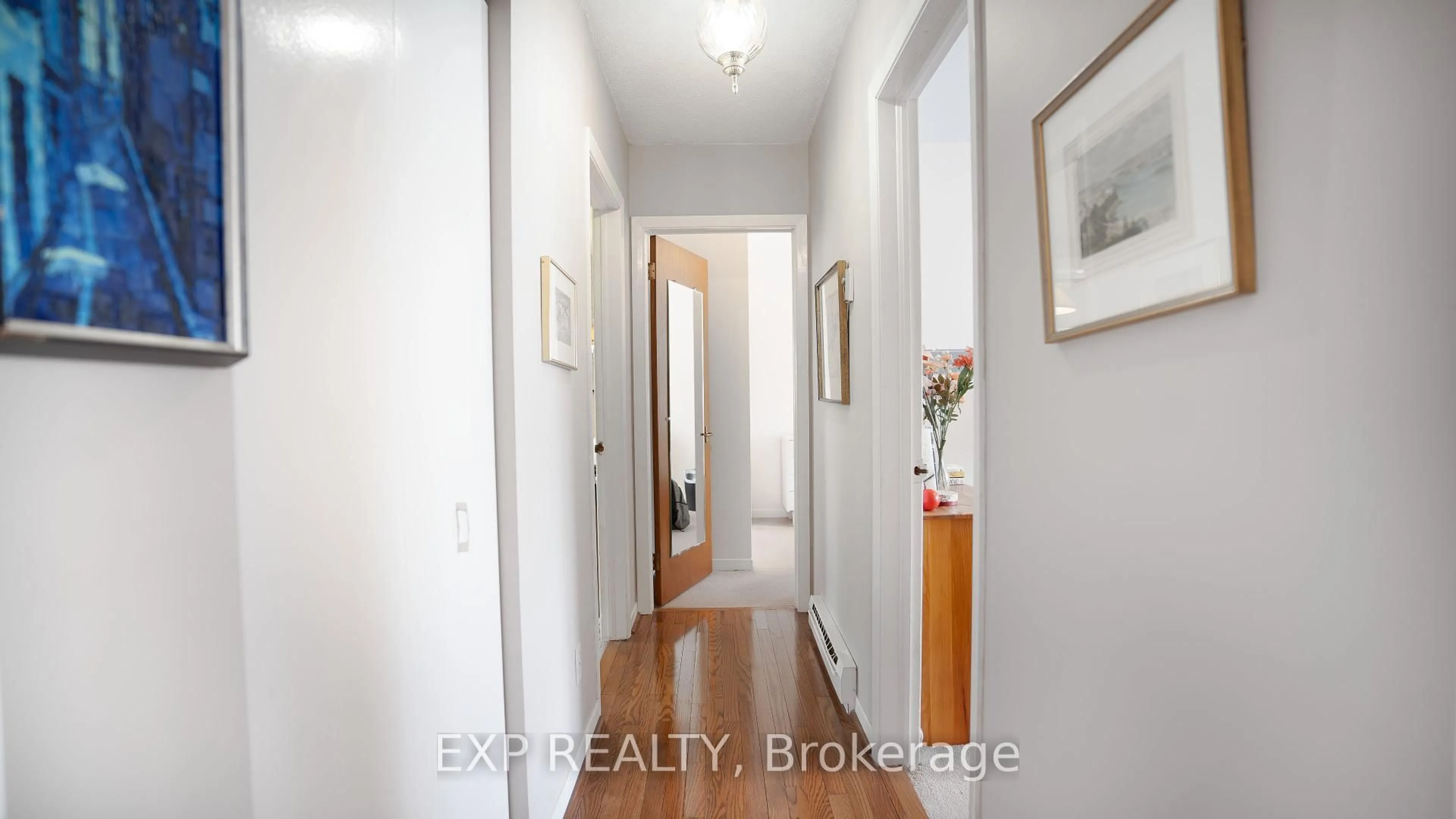 Indoor entryway for 27 Commanche Dr, Ottawa Ontario K2E 6E8