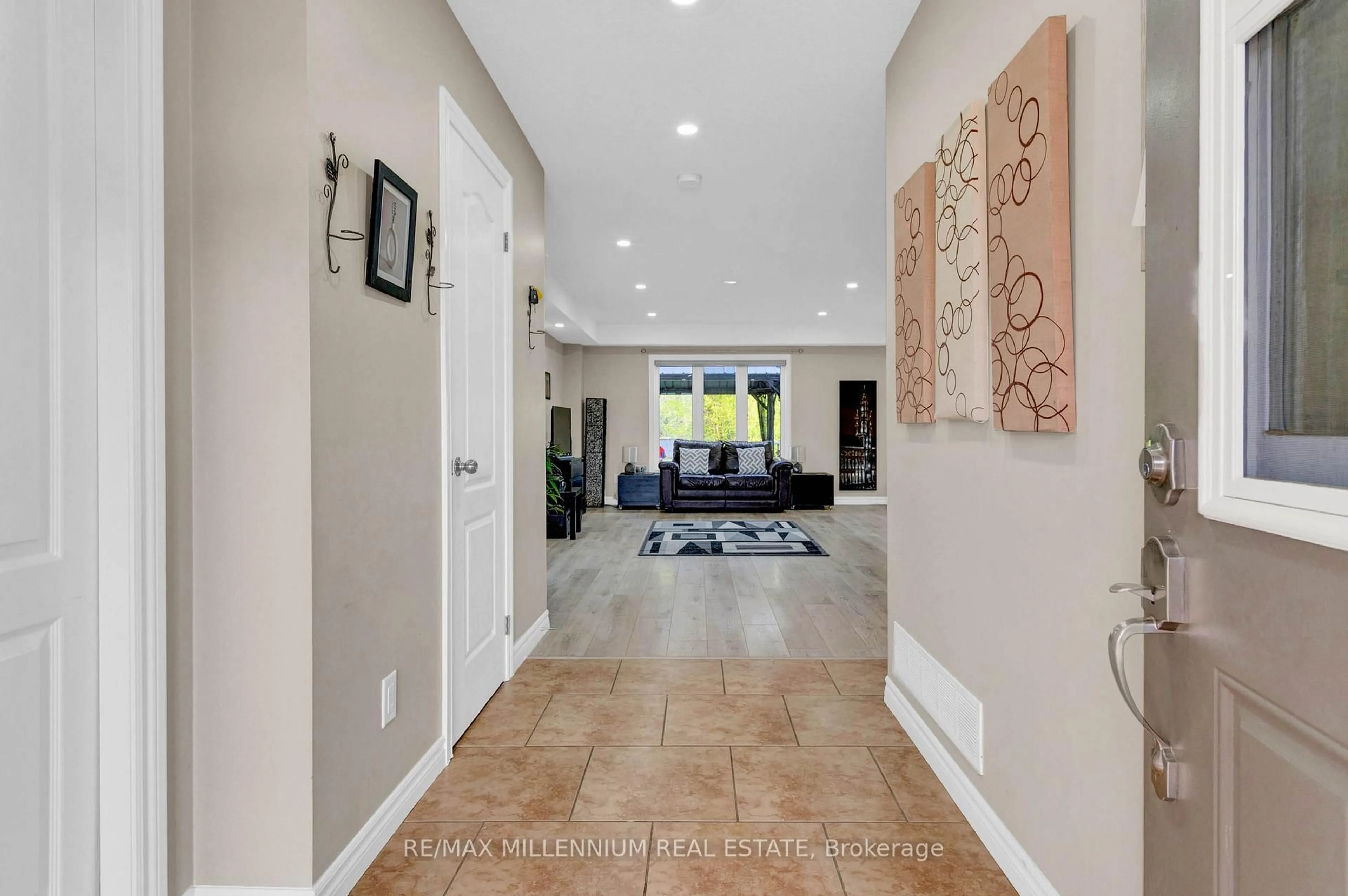 Indoor entryway for 13 Ridgewood Crt, Woodstock Ontario N4T 0E5