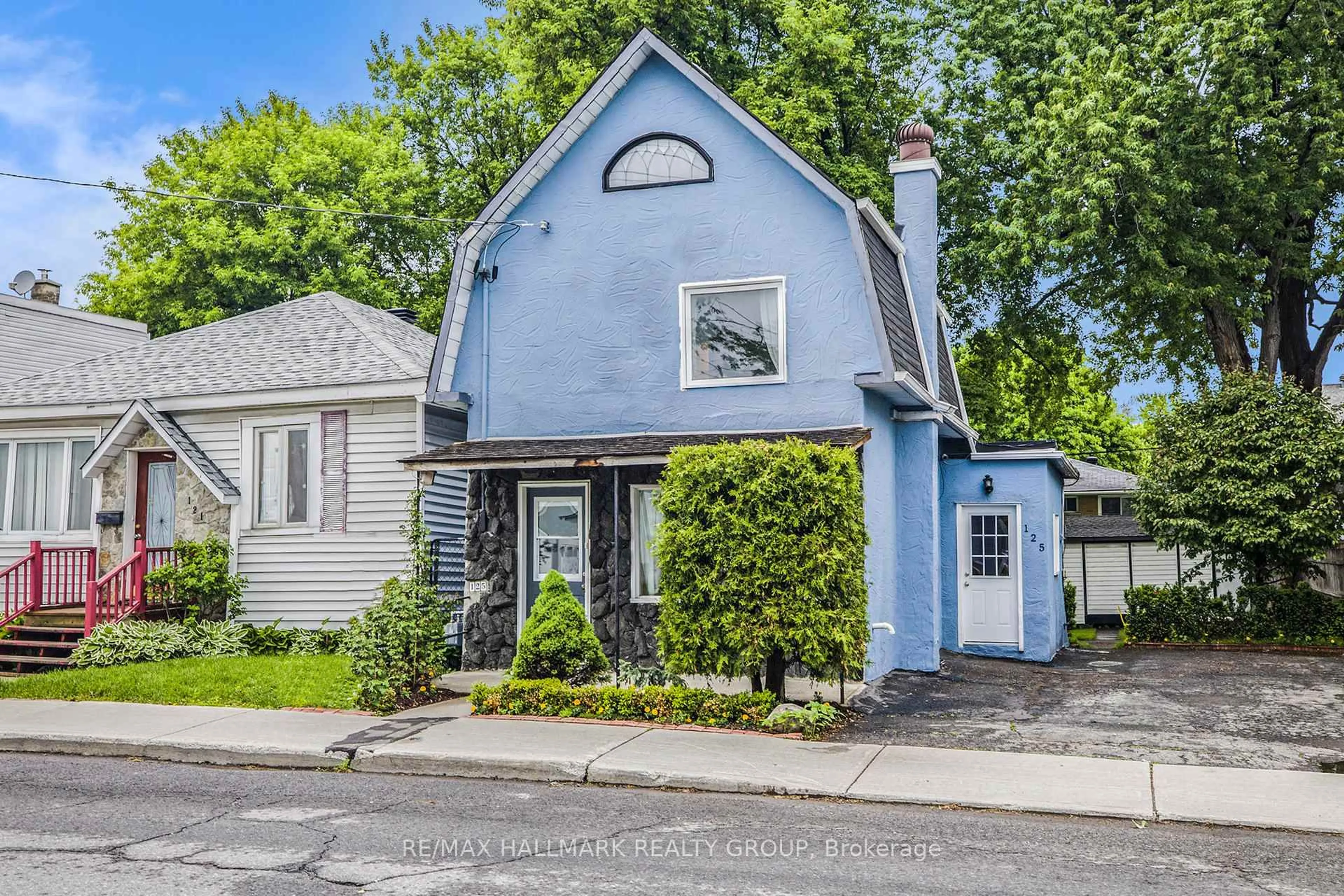 Home with vinyl exterior material, street for 125 Marier Ave, Ottawa Ontario K1L 5R9
