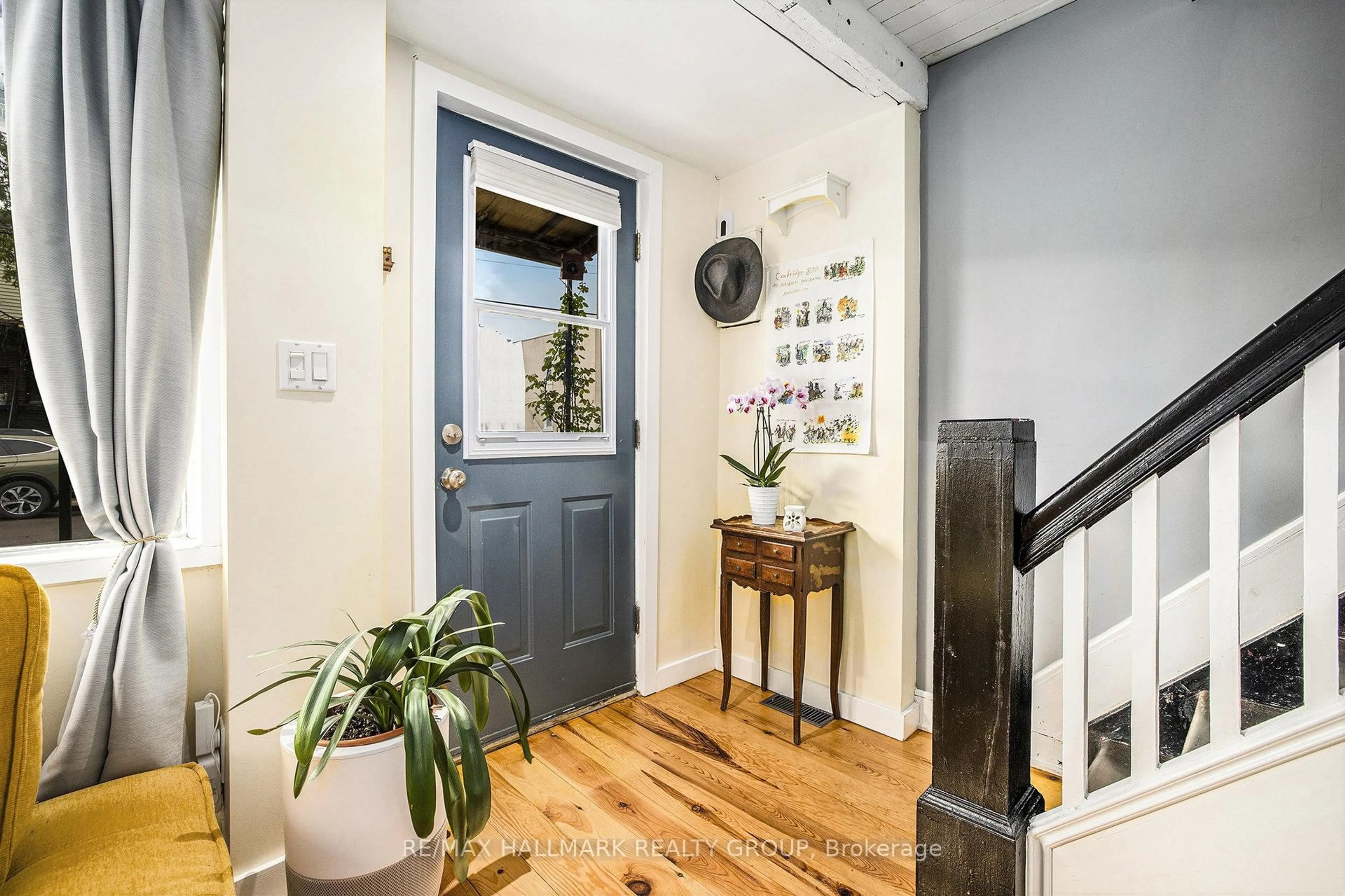 Indoor entryway for 125 Marier Ave, Ottawa Ontario K1L 5R9