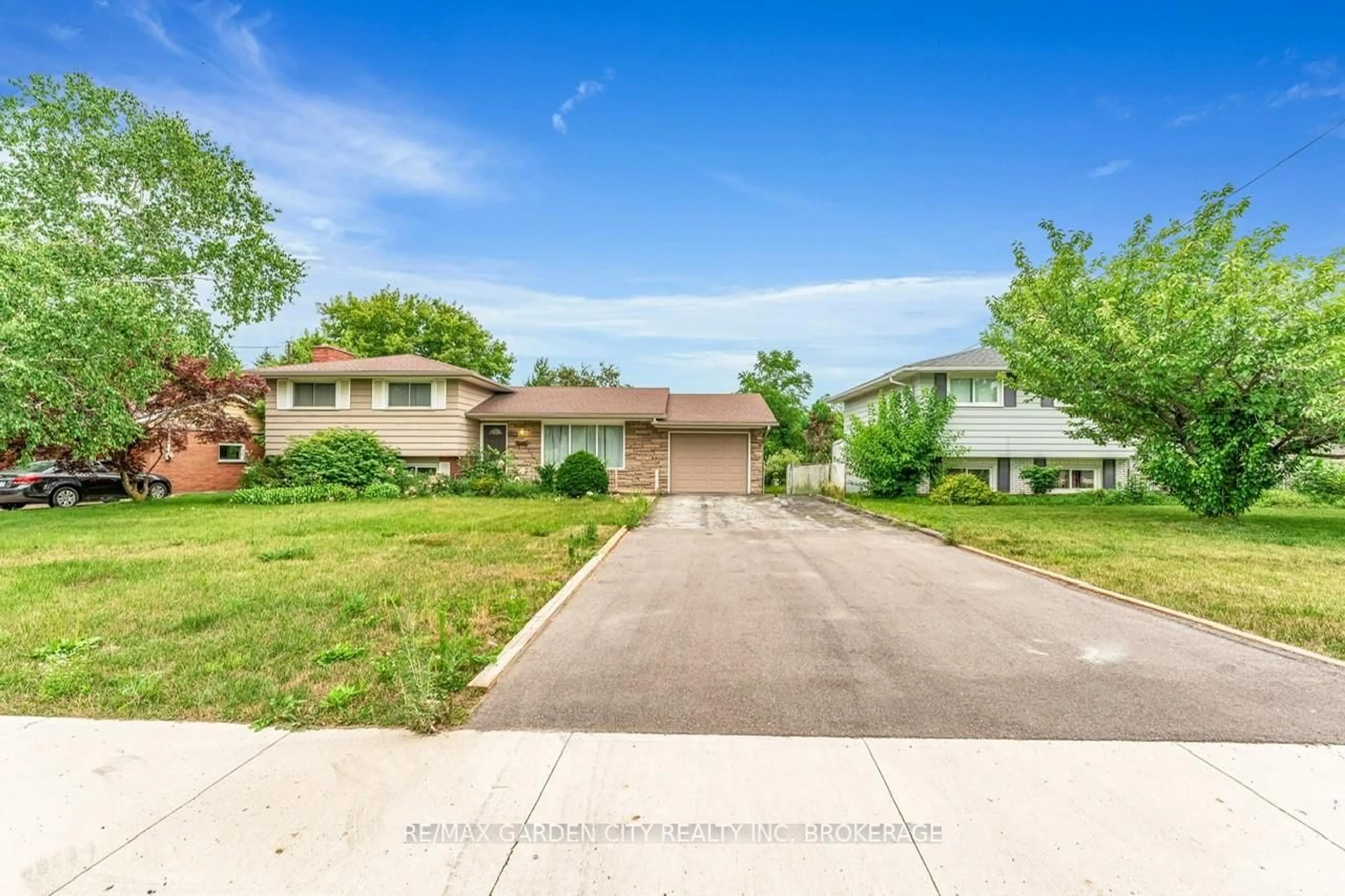 A pic from outside/outdoor area/front of a property/back of a property/a pic from drone, street for 180 St Davids Rd, Thorold Ontario L2T 1R3