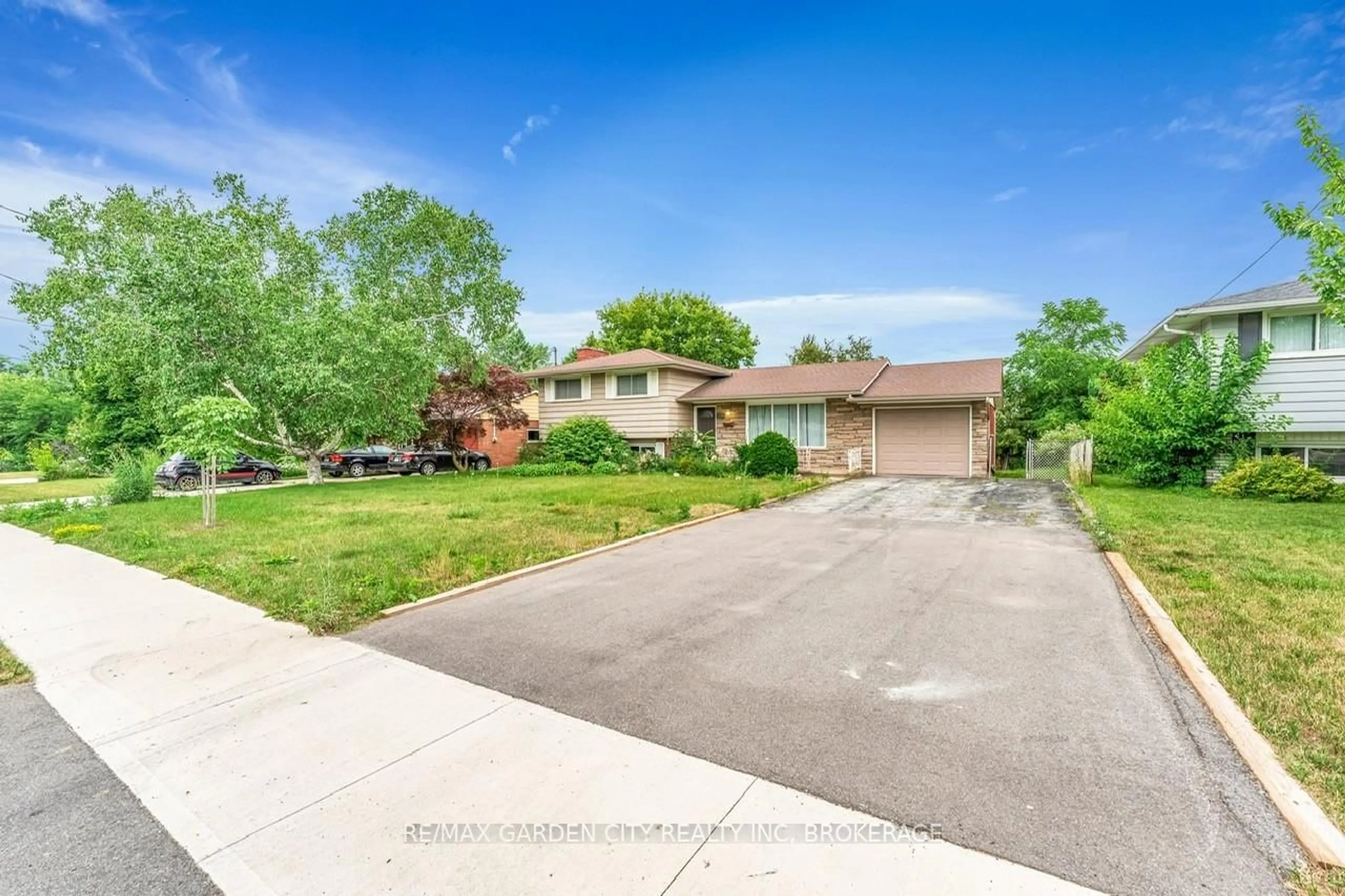 A pic from outside/outdoor area/front of a property/back of a property/a pic from drone, street for 180 St Davids Rd, Thorold Ontario L2T 1R3