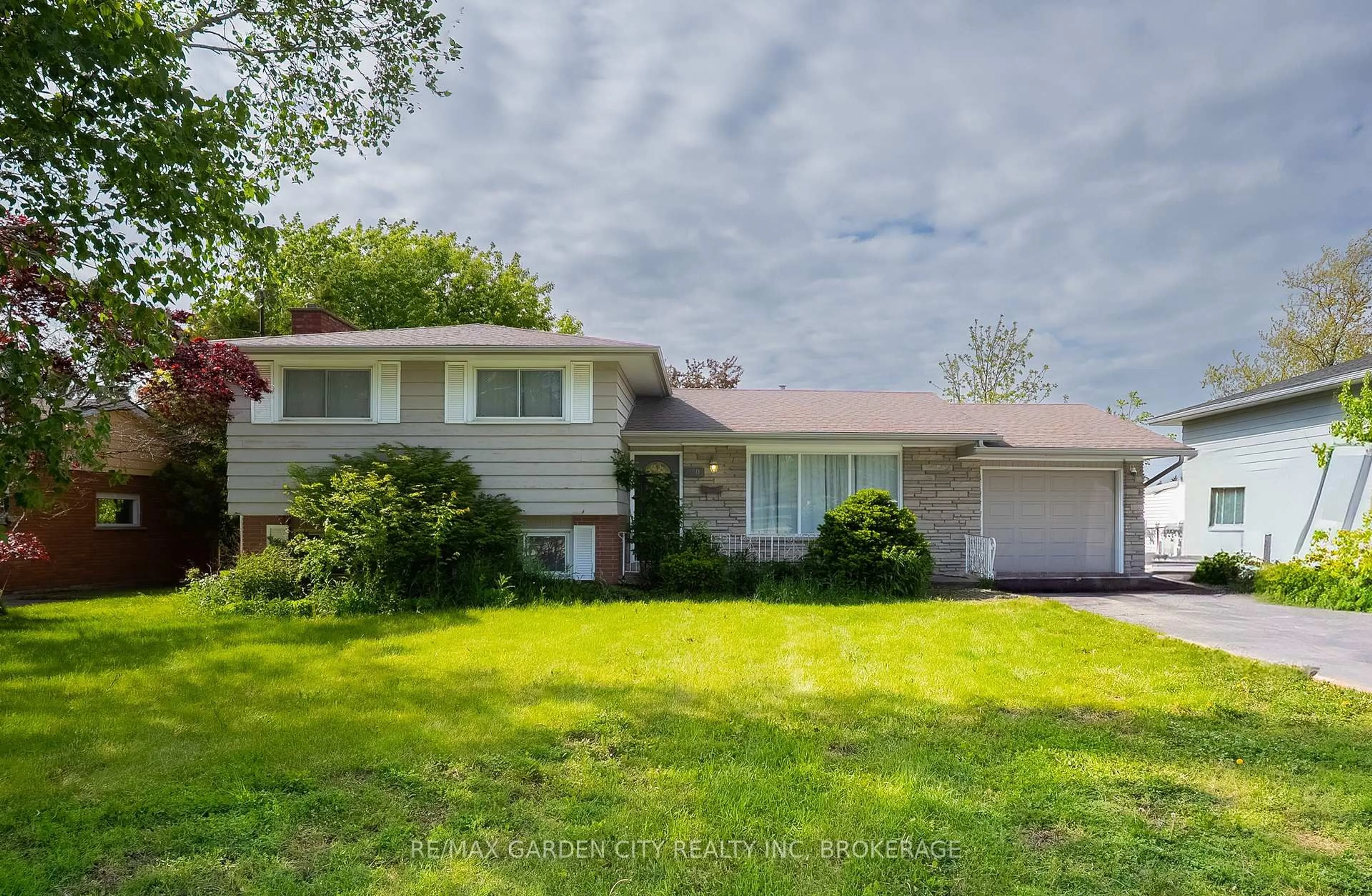 A pic from outside/outdoor area/front of a property/back of a property/a pic from drone, street for 180 St Davids Rd, Thorold Ontario L2T 1R3