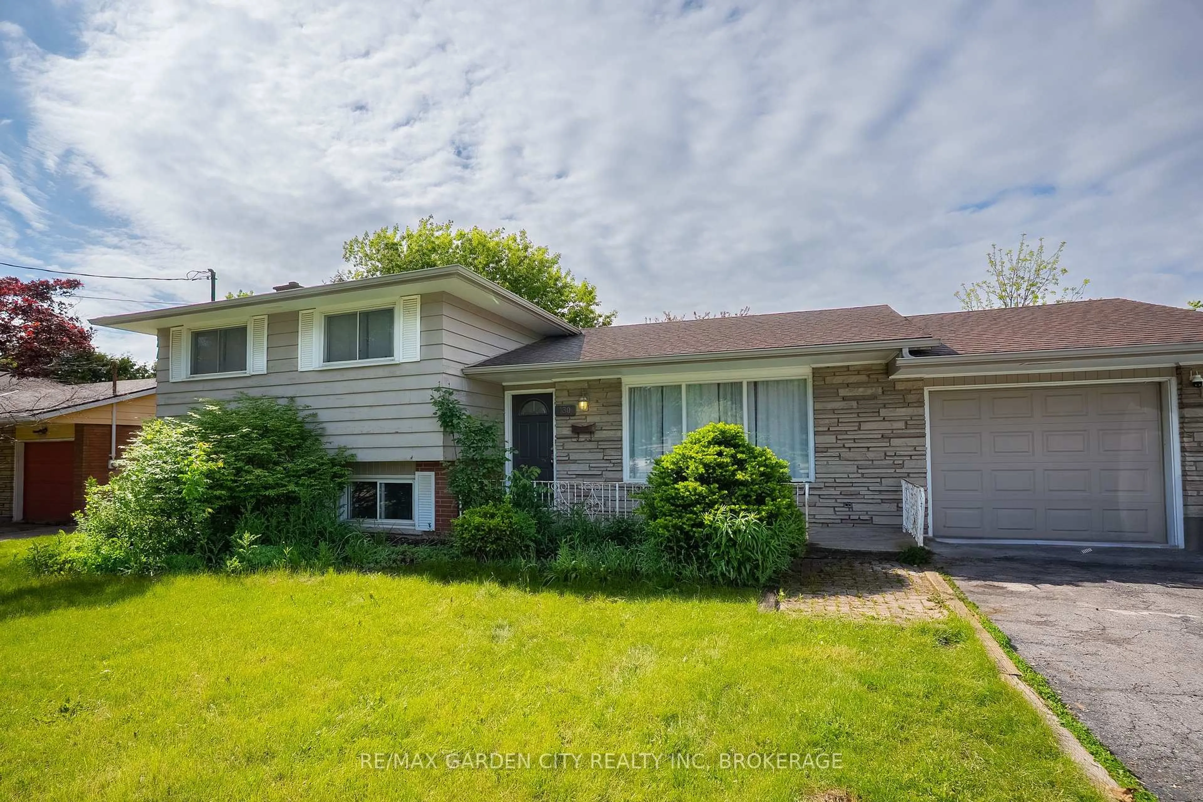 Home with vinyl exterior material, street for 180 St Davids Rd, Thorold Ontario L2T 1R3