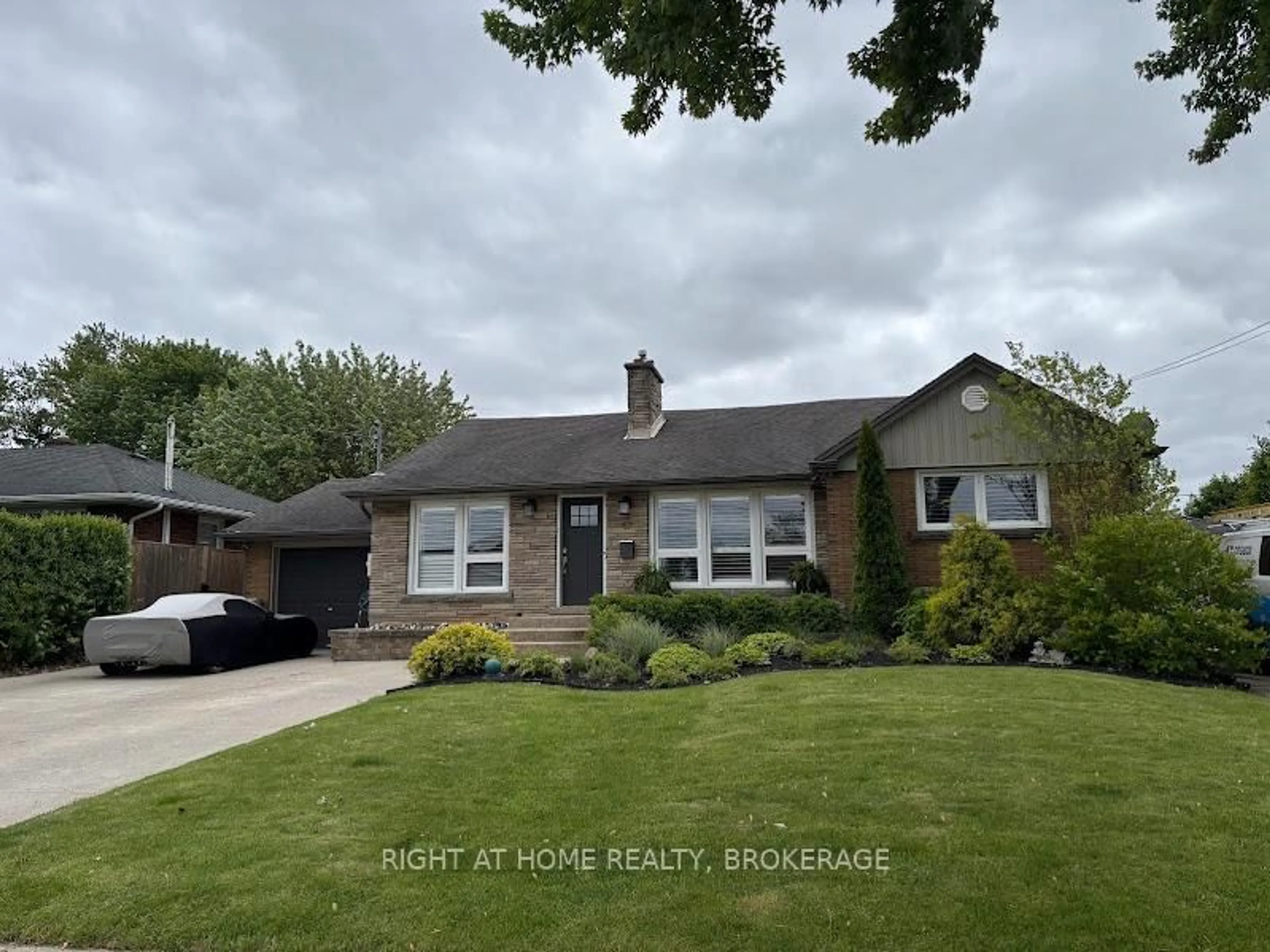 A pic from outside/outdoor area/front of a property/back of a property/a pic from drone, street for 57 Metcalfe St, Thorold Ontario L2V 3A2