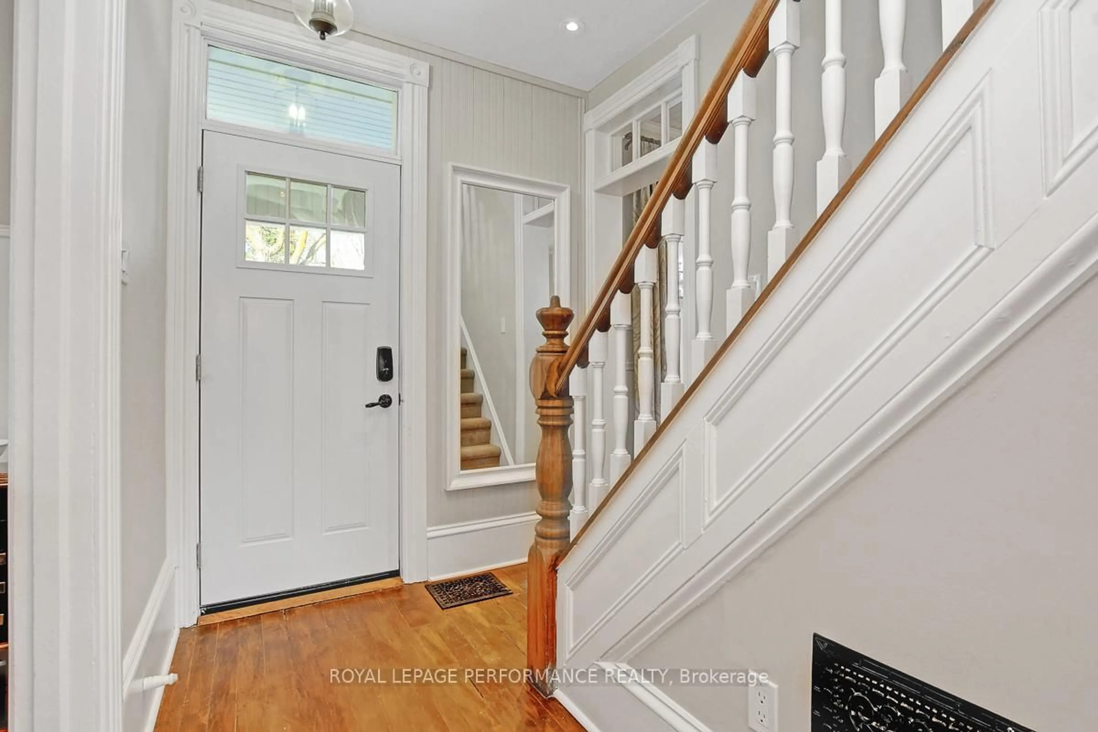 Indoor entryway for 93 Craig St, Russell Ontario K4R 1A2