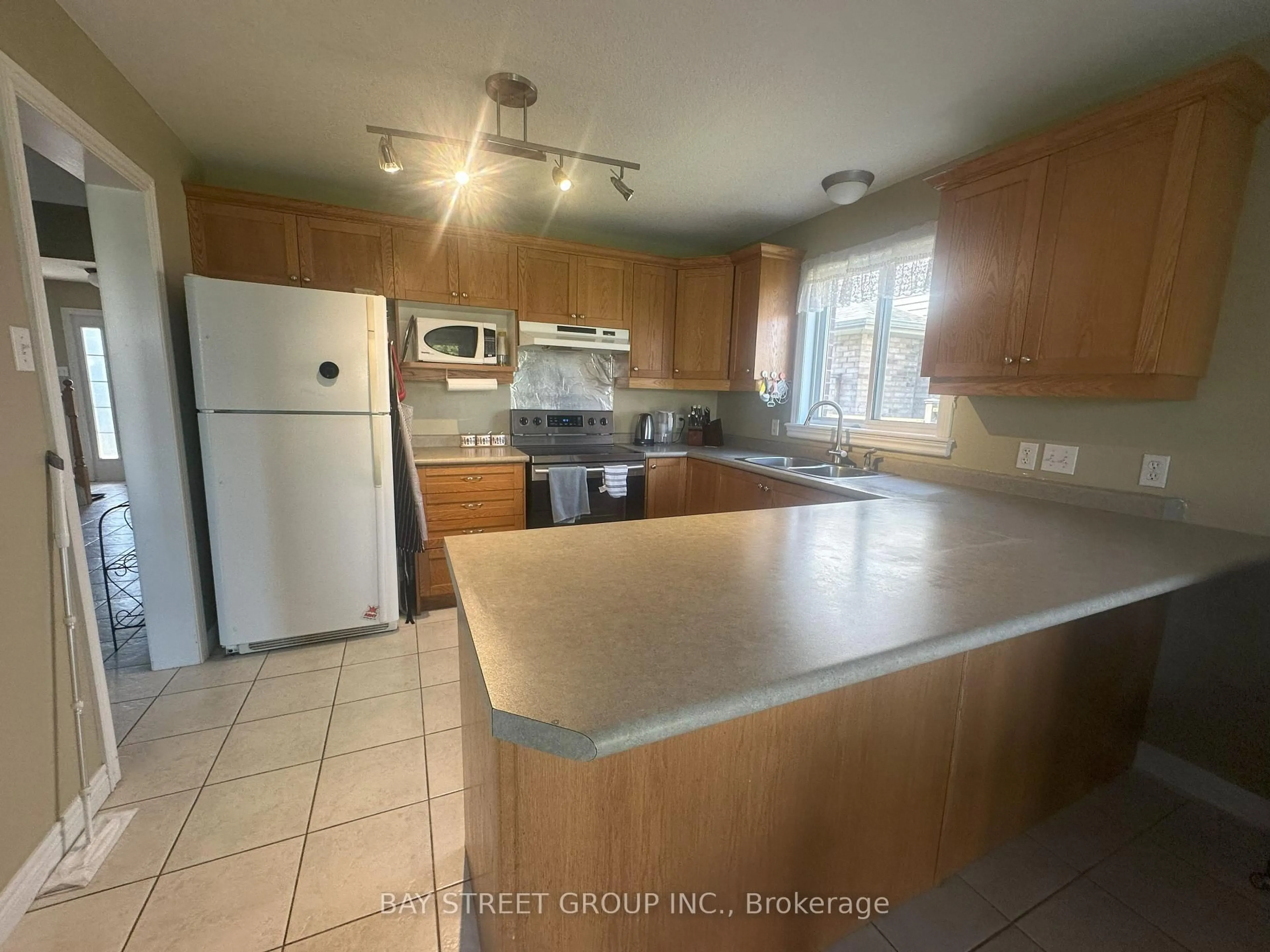 Standard kitchen, unknown for 1064 Fogerty St, London North Ontario N5X 4M2