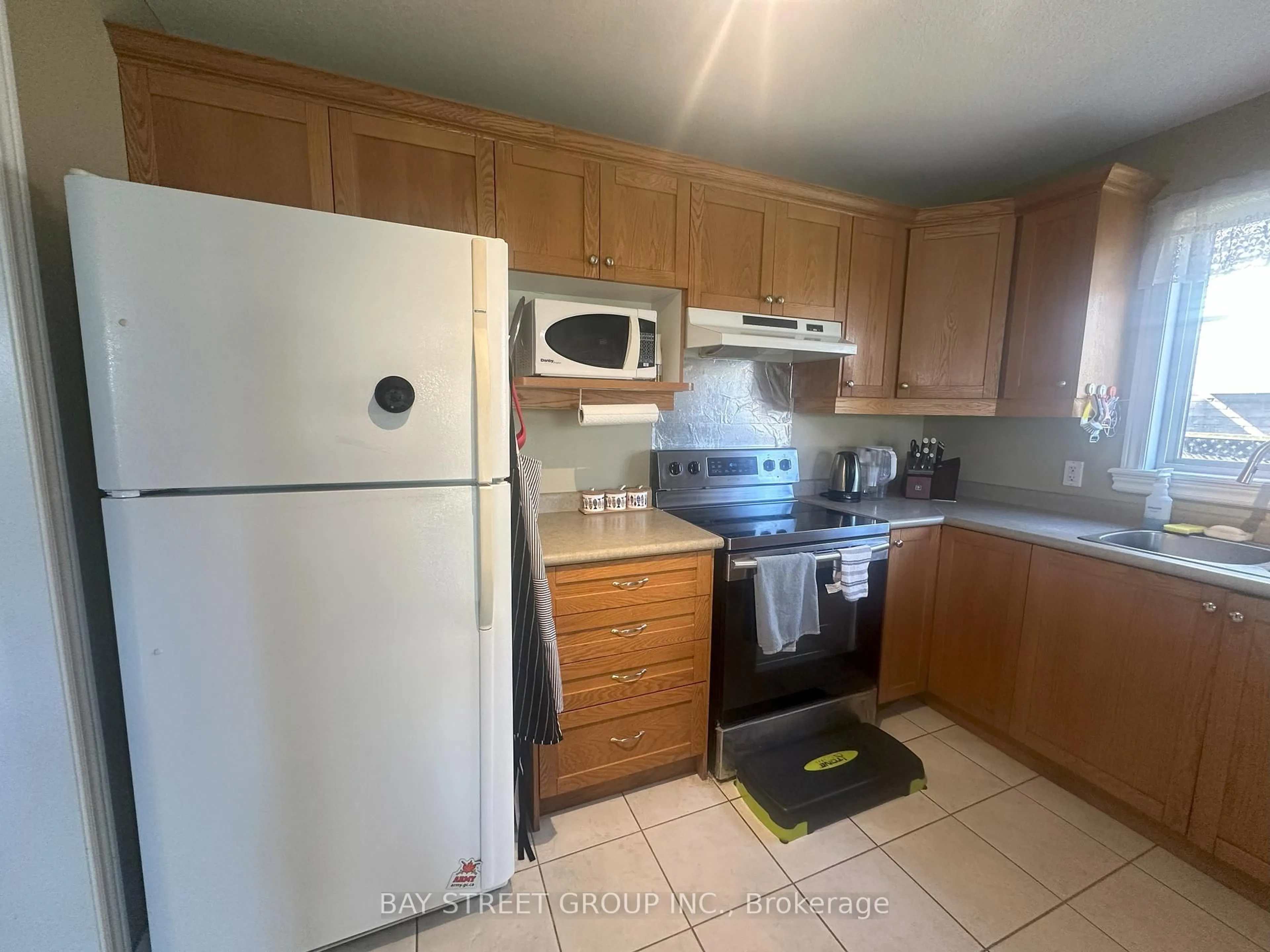 Standard kitchen, unknown for 1064 Fogerty St, London North Ontario N5X 4M2