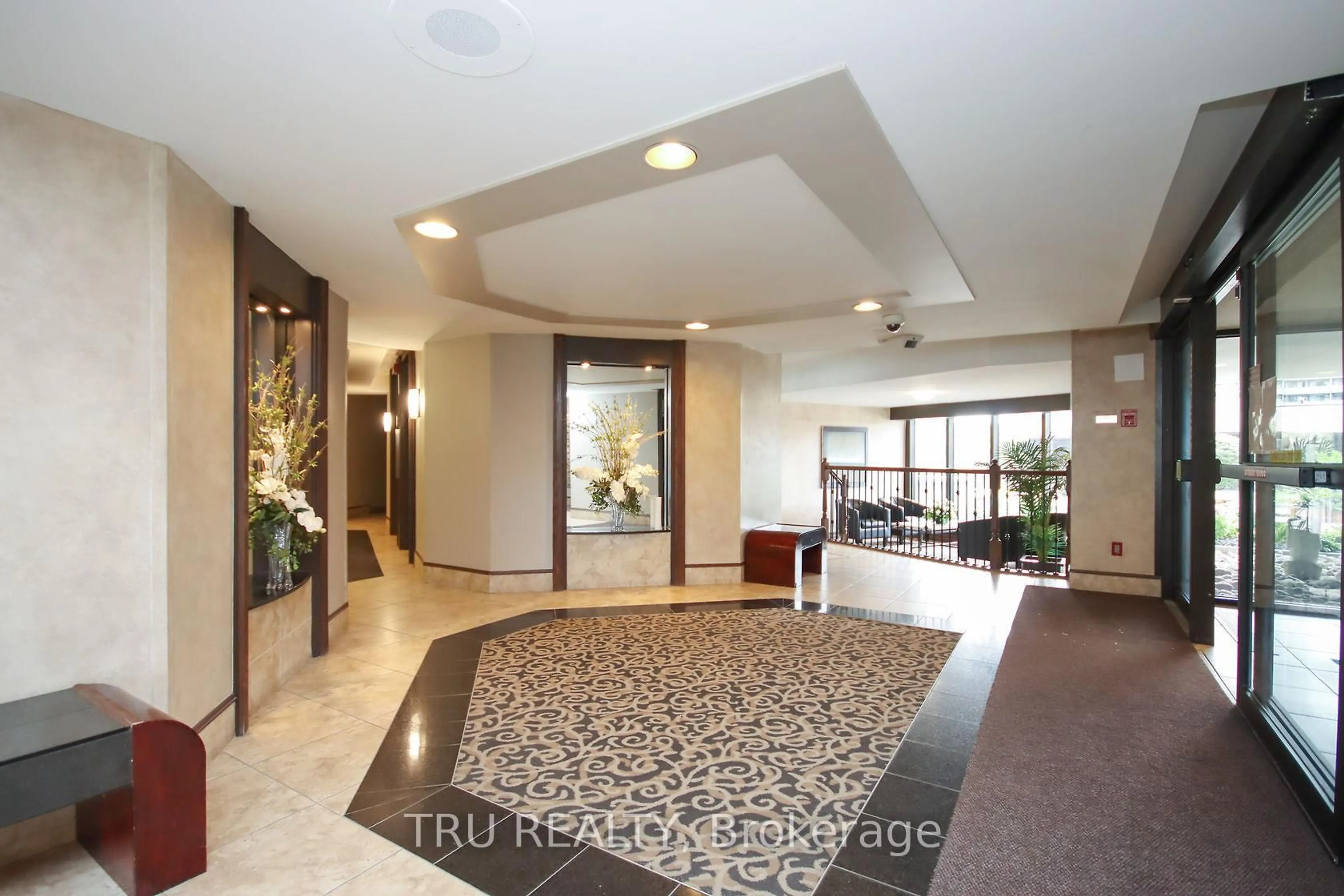 Indoor foyer for 1081 AMBLESIDE Dr #1604, Ottawa Ontario K2B 8C8