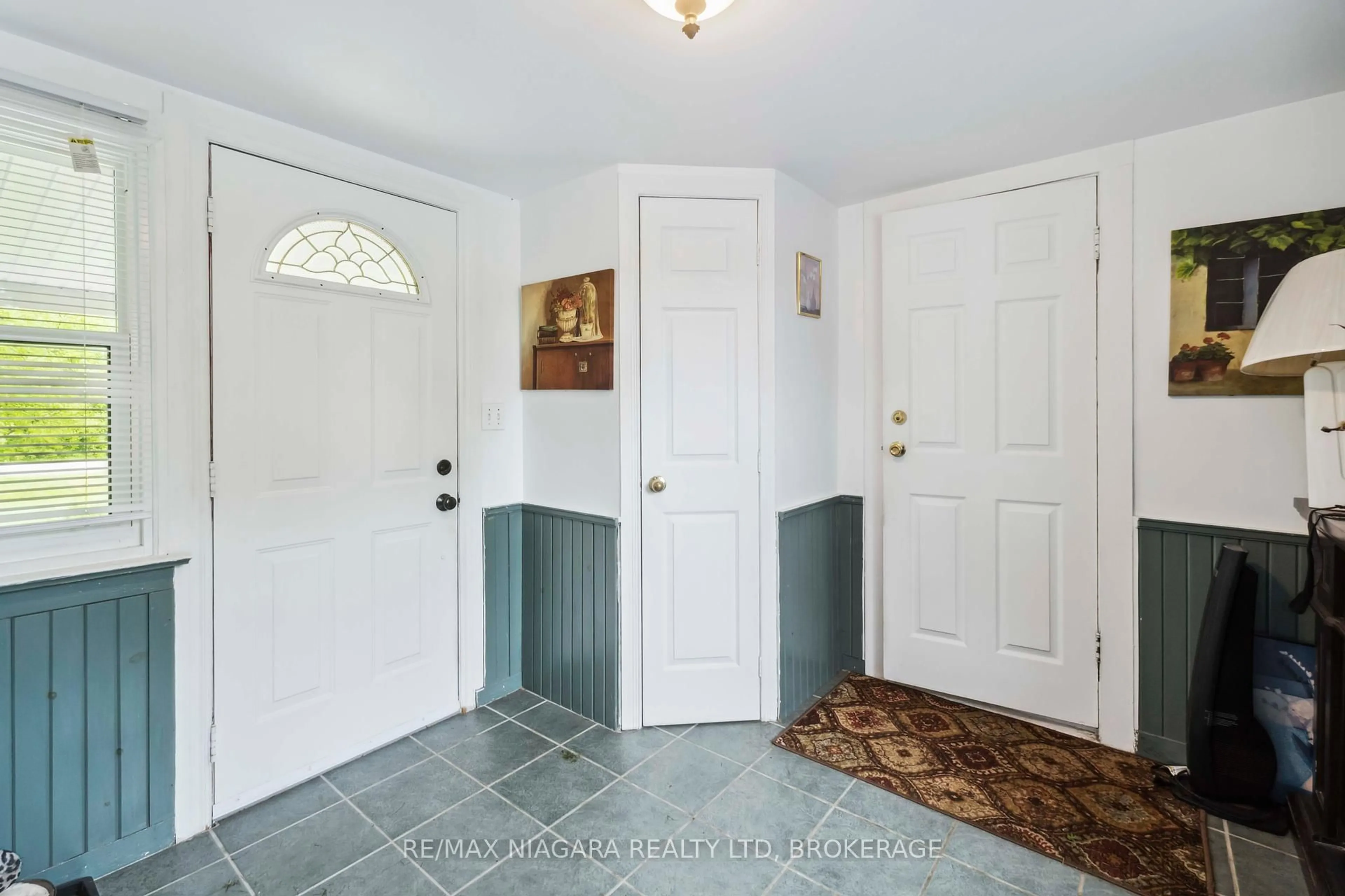 Indoor entryway for 1055 Burger Rd, Fort Erie Ontario L0S 1N0